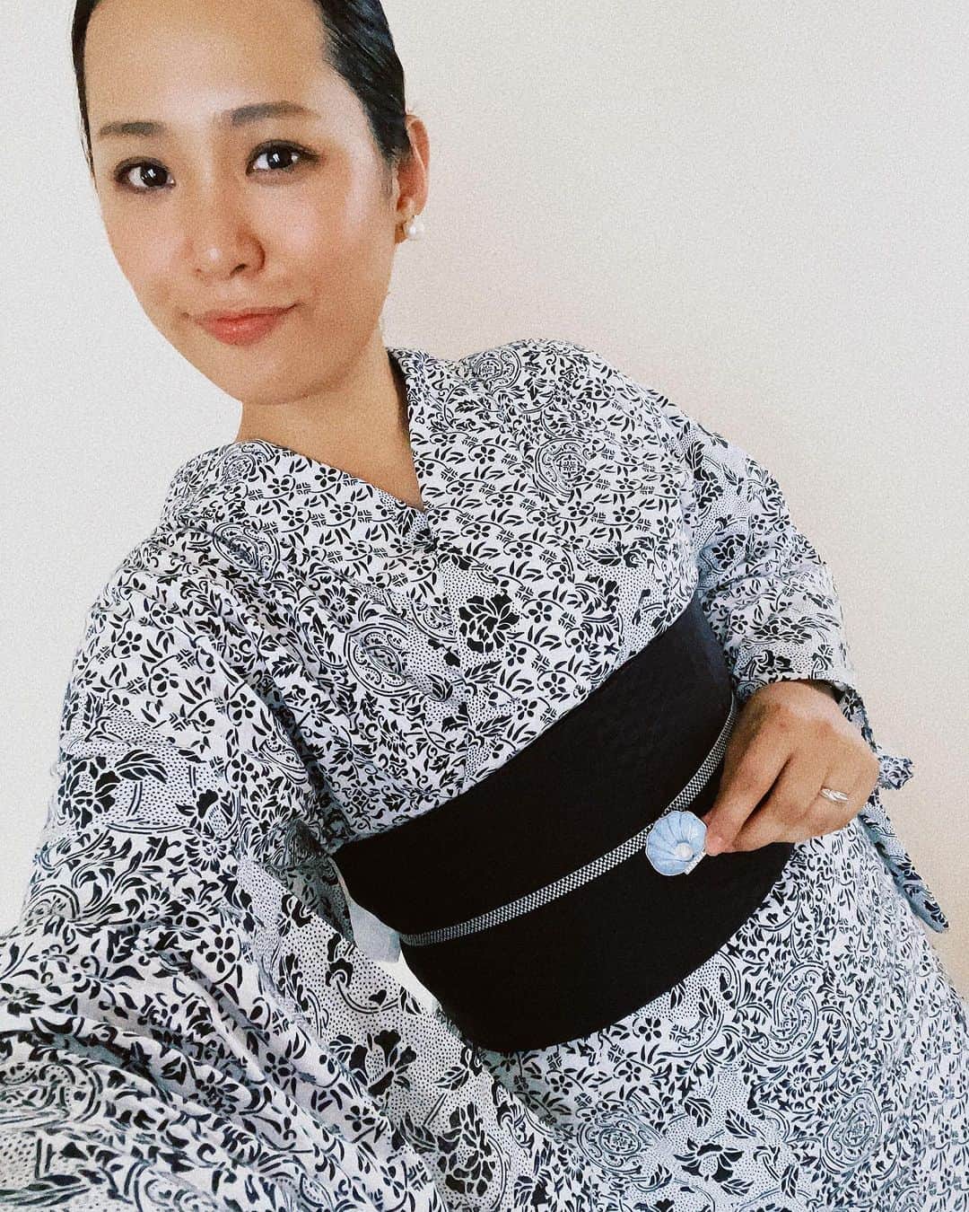 二宮愛のインスタグラム：「めっちゃ歩いて、汗だくになって帰ってきたけど、 そこまで着崩れてなくない！？  浴衣でミニマル補正って難しいけど、しっくりきた時の浴衣はすごく涼しいのを知っているから、 体感温度でその日の着付け具合を評価してる。  今日はそもそも暑かったけど、60点くらいかなー… もっと上達したい！！  日焼けして浴衣って、心の底から夏を楽しんでる気分。さいこー  #浴衣 #着物 #日本の夏  #yukata #kimono #japanese #wabisabi」