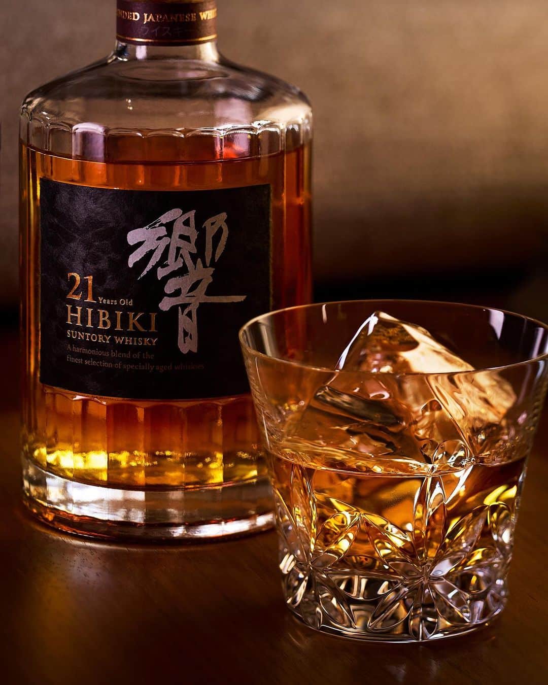 響 | SUNTORY WHISKY HIBIKIさんのインスタグラム写真 - (響 | SUNTORY WHISKY HIBIKIInstagram)「. HIBIKI TIME ～二十四節気・小暑～  円熟の心地よい甘さが沁みわたる。 Savor the sweet and mellow aroma which gradually pervades your mouth.  #hibiki #響 #hibiki_time #二十四節気 #24seasons #小暑 #shousyo #room #glass #グラス #baccarat #バカラ #ontherocks」7月10日 18時03分 - suntorywhisky_hibiki