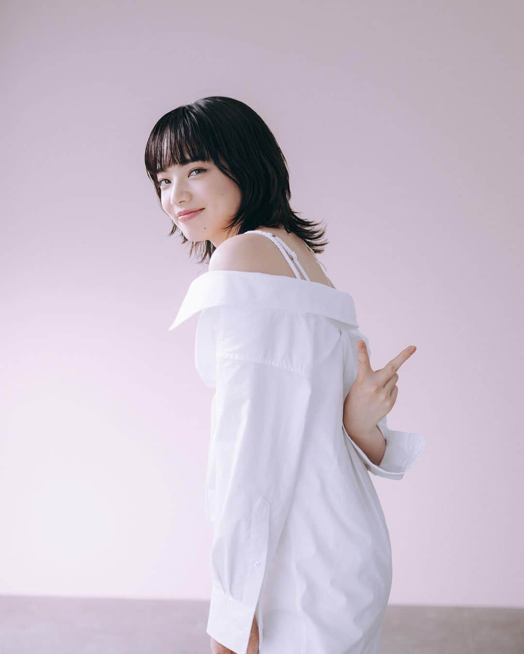 インテグレート♥のインスタグラム：「. 未公開ショットお届け！ まさにオフショット！な #小松菜奈 さん  キュートな表情のもとは、 #プロフィニッシュファンデーション さっとカバーするのに、厚塗り感なし テカらず崩れにくい、 さらっとふわ肌が１日中続きます✨  さらっとふわ肌のヒミツ 💡プロフィニッシュ処方 スポンジをすべらせるだけで、 気になる毛穴・ニキビ跡・色ムラを自然にカバー。  プロがブラシで塗ったような、 透け感のあるさらっとふわ肌に😌  肌荒れ予防の味方にもなってくれる、 ミネラルパウダリーファンデーションです🍒  【使用アイテム】 プロフィニッシュファンデーション　 1,430円（税込）※ ※参考小売価格です。お店によって異なる場合があります。  #インテグレート #小松菜奈 さん #プチプラコスメ #プロフィニッシュファンデーション #ベースメイク #ファンデーション #ファンデ #毛穴カバー #毛穴レス #テカリ防止 #カバーメイク #ナチュラルメイク」