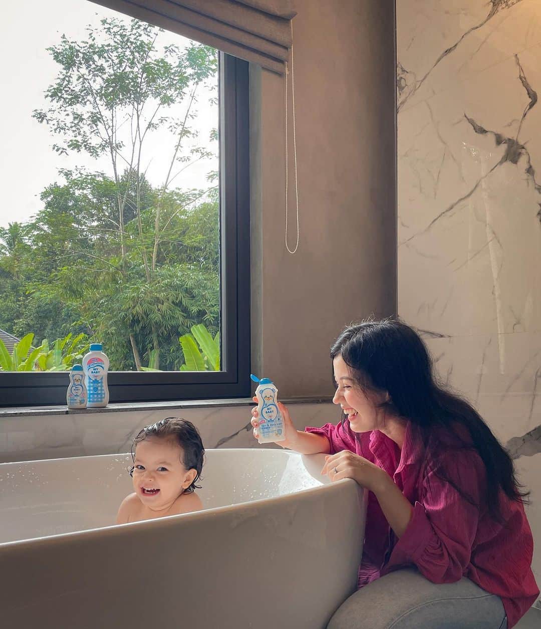 Kimberly Ryderのインスタグラム：「Pindah ke Bali pastinya tetap bawa semua produk @mybabyid, karena percaya kalau MY BABY lembut di kulit anak-anakku, melindungi dan sehat bagi kulit mereka. First, I use MY BABY Hair & Body Wash, next pakai MY BABY Powder and lastly pakai MY BABY Lotion. Aku dan Aisyah suka banget dengan varian Healthy & Protect ini, karena selain harumnya enak, juga mengandung natural antibacterial yang bisa melindungi dari bakteri hingga 99.9%. MY BABY keeps my babies Healthy & Protected!  Buat yang mau samaan, hari ini lagi ada promo Super Brand Day MY BABY di Tempo Official Shop @shopee_id . Diskon hingga 60%, ada esktra voucher, gratis ongkir, dan banyak gratisan hadiahnya. Jangan lupa cuma sampai tgl 12 Juli ya!」