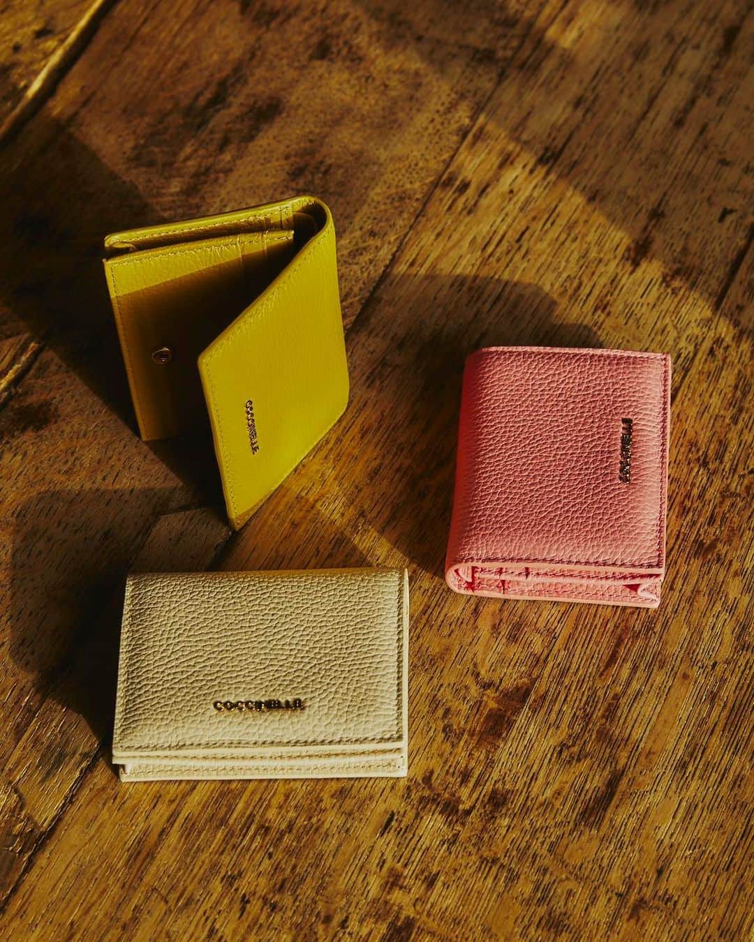 コチネレのインスタグラム：「Candy Metallic Soft, small leather Purse for your everyday looks.  #Coccinelle #CoccinellePurse #FW23」