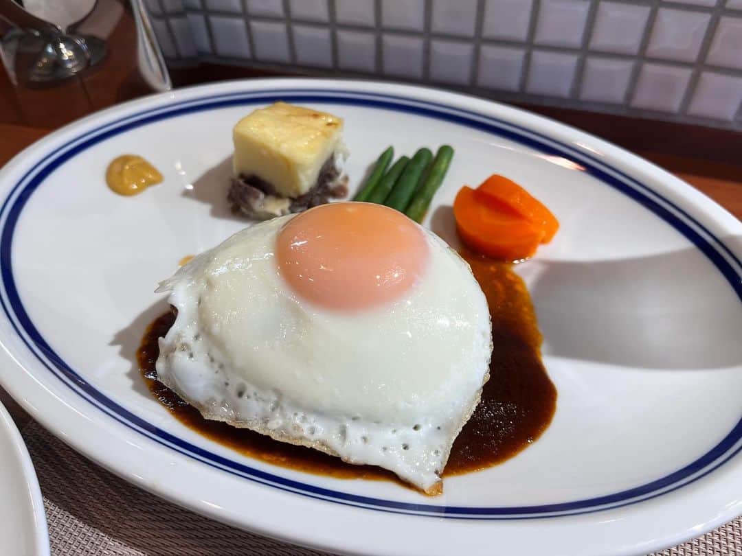 吉田奈央のインスタグラム：「. 私が愛媛に行っている間に閉店してしまった 麻布十番の洋食EDOYA🍽️  それはそれはショックで🥲  がしかし！！四年ぶり？に復活❣️❣️❣️  小さい頃からハンバーグやオムライスなどの 洋食に全く興味がなく ファミレスに行っても サラダがステーキしか注文しない私が ここに行く時は何故が心が躍って💃  少し高い価格帯ということもあるかもしれないけど 大人のお子様ランチを食べているような感覚になって 大人ってさいこーーう✨と思っていた☺️  一つ一つ丁寧に作られているのが伝わってくるし 定番メニューが並んでるのに 何故かいつも特別な気持ちになれて 心もお腹も満足できた🥰  思い出も相まって 多少バイアスかかってたかもしれないけれど それでもいいんだ！ めたんこ美味しかったんだ❣️❣️  土日祝の夜はオムライスはおやすみらしく 食べられなかったから またランチでリベンジするぞ😋  写真は2枚しかないけれど、 友達と2人で頼んだものは ・生姜焼き ・エビグラタン ・ハンバーグ ・ミックスフライ ・ポテトサラダ  懐かしすぎて頼みすぎたw  #洋食EDOYA #EDOYA」