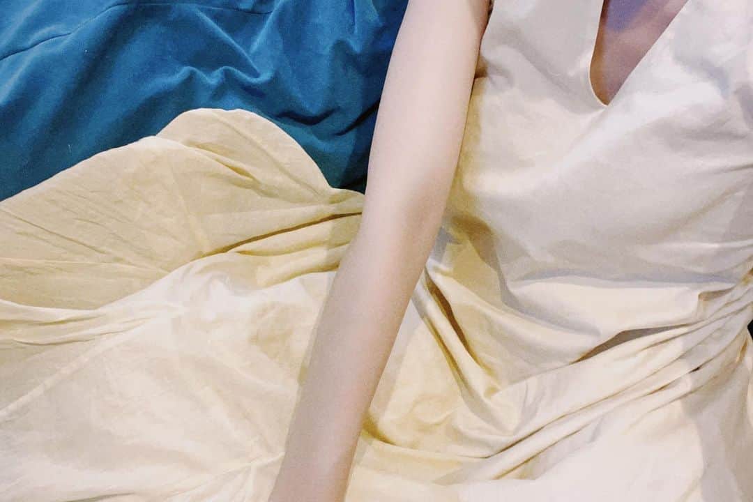日下部ゆいこのインスタグラム：「. . 暑いと 明るい色の服が 着たくなります。 @mariha_official  のワンピースは色違い型違いで大活躍。 . . パーソナルカラーが スプリングなので 明るい色味の方がしっくり。 . . 最近マヨラーの息子には そのワンピース、マヨネーズの色だね と言われました。笑 . #ootd#fashion＃ワンピース#コーデ#mariha#マリハ#パーソナルカラー」