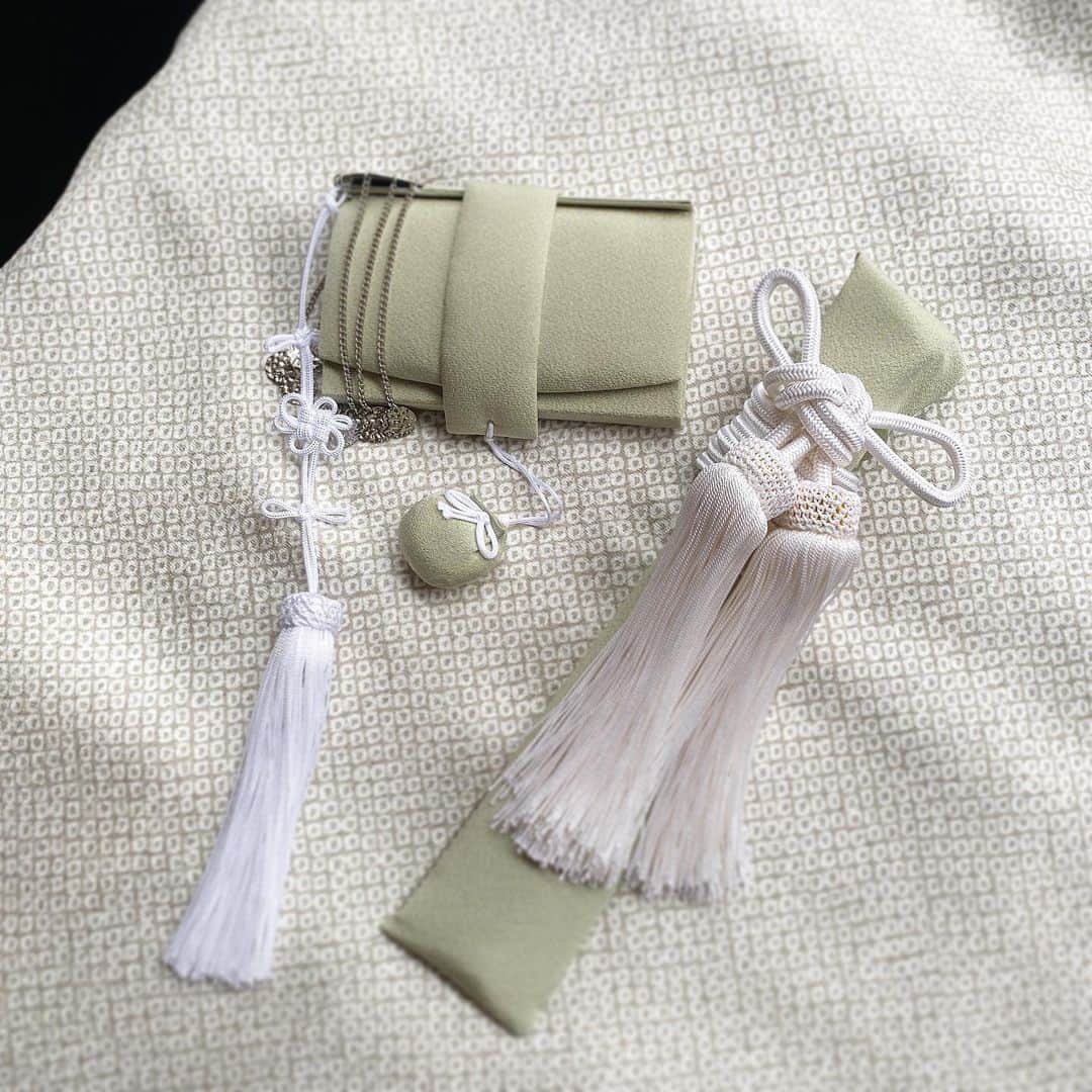 ハツコ エンドウさんのインスタグラム写真 - (ハツコ エンドウInstagram)「＊  Hatsuko Endo Weddings Kimono Accessories 《裏葉色》  ハツコ エンドウ ウェディングス銀座 03-3561-3301（きもの）  #hatsukoendo  #hatsukoendoweddings #hatsukoendobeauty #wedding #bridal  #kimono #accessories  #traditional  #japanese #bride #photo #ハツコエンドウ #ハツコエンドウウェディングス #きもの #和装 #和装小物 #筥迫 #はこせこ #懐剣 #かいけん #ブライダル #ビューティー #花嫁 #コーデ #プレ花嫁 #日本中のプレ花嫁さんと繋がりたい #アクセサリー」7月10日 18時10分 - hatsuko_endo