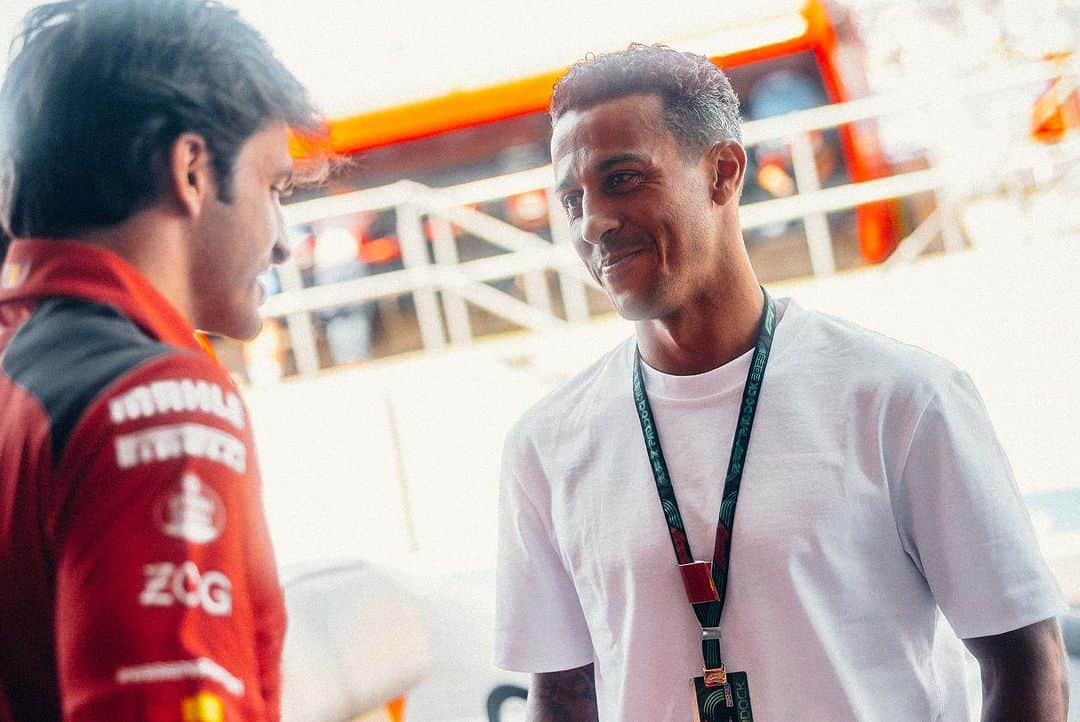 ティアゴ・アルカンタラさんのインスタグラム写真 - (ティアゴ・アルカンタラInstagram)「Grazie mille, @scuderiaferrari . Amazing experience and hospitality. Thanks for having us! 🫶🏽 🏎️」7月10日 18時13分 - thiago6