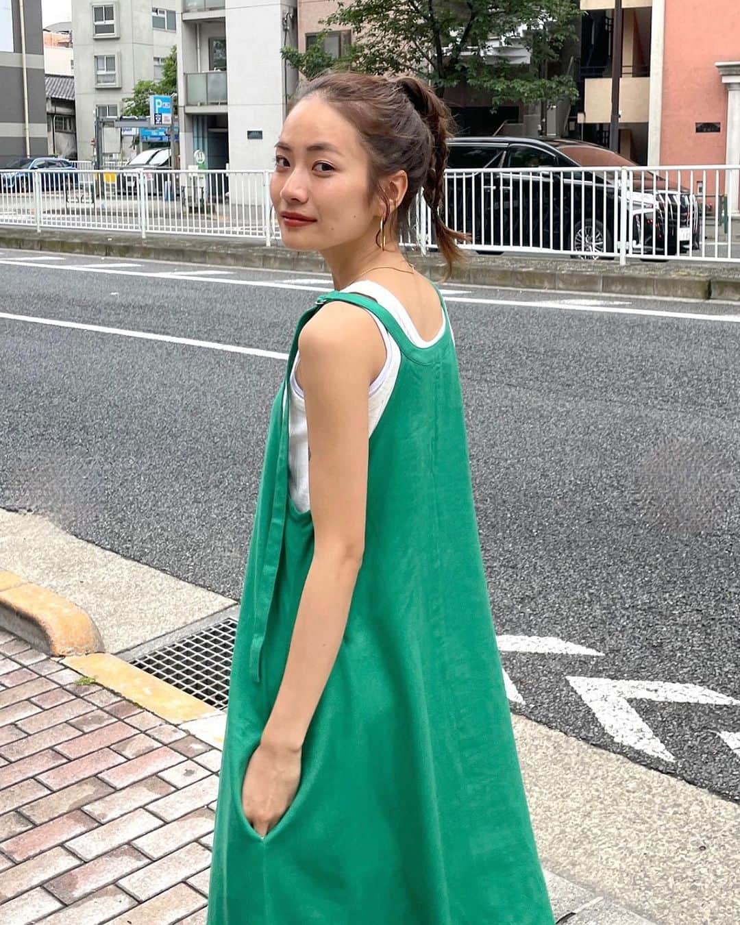 Ungrid staff snapのインスタグラム：「夏に着たい涼しげなキャミワンピに今年は新色が仲間入り🌱  @ran_tachibana_ 155cm @aki_ishikuro_ 166cm  #リネン混ショルダーデザインキャミワンピース アイボリー/ブラック/グリーン ¥13,200(tax in)  裾にかけて広がるフレアシルエットが涼しげな印象に😌肩紐で調節可能なので、着丈を調節できるのも嬉しい！  ーーーーーーーーーーーーーーーーーーーーーーーーーーーー ☑︎商品詳細は製品タグ or TOPページURLよりチェック   » @Ungrid_staffsnap  #Ungrid #ungrid_official #ungridコーデ #アングリッド #カジュアル #カジュアルコーデ #カジュアルスタイル #シンプル #シンプルコーデ #シンプルスタイル #夏コーデ #夏スタイル #ワンピース #ワンピ #夏ワンピ #キャミワンピ」