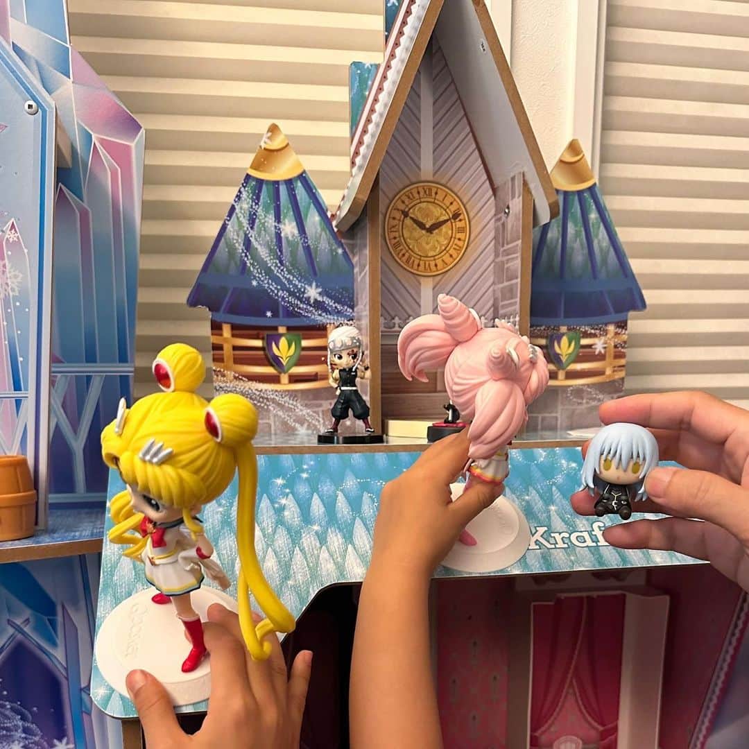 田村淳さんのインスタグラム写真 - (田村淳Instagram)「アナと雪の女王のお城で セーラームーンのフィギュアと 転生したらスライムだった件のリムル様と 人形劇を展開しました^_^  娘たちへ ３人で遊んだことを時々思い出してね。いろんなアイデアを出し合って、いろんなキャラが登場して、いろんなストーリーを作ったよね。可能性は無限なんだよ。でも社会に出て大人になるにつれて、勝手に限界を決めてしまうようになる…それはある程度仕方ないことだけど、できるだけ限界突破を心がけてね　パパより」7月10日 18時16分 - atsushilb