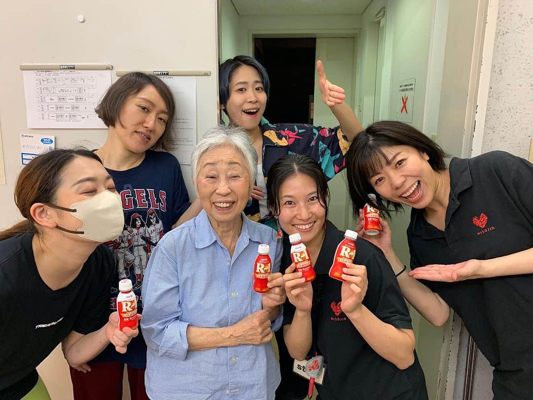 天乃舞衣子のインスタグラム：「相変わらずのトロい投稿で、すみません… みそじん恒例のあまのの誕生日といえば、R1です！ いつもお世話になっている皆様にあまのからプレゼントという、迷惑料の前払い。笑  大好きなみんなと一緒に、最高に素敵な公演ができて、お客様とは受付でご挨拶もできたりと、なんとも幸せな3日間でした！  三十路付近の女優ユニットという由来でつけられた「みそじん」も、来年でなんと10周年とか！笑 これからも楽しみにしております〜★★」