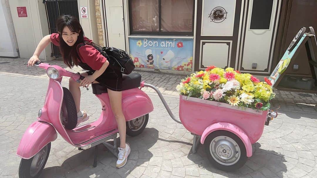 中冨杏子のインスタグラム：「🌸  ぬーすんだばーいくで はしりだすー🌷🛵♡  そして私は！ 自転車盗まれたよ！ ぴえん！！！  #富士急 #fujikyuhighland  #fujikyu #富士 #山梨観光  #遊園地 #遊園地コーデ #pink #ピンクバイク  #bike #バイク #バイク女子 #乗れんけど #お花 #Flower #フラワー #monday」