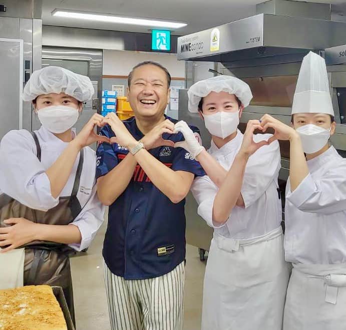 のインスタグラム：「韓国から無事帰国しました❗️。 LOTTE GIANTS（韓国ロッテはGIANTSなんです）のユニフォーム頂きました🙂⤴️。ジャケットも勿論￼持っていっていたのですが一人だけカジュアルでも早速着たら￼とても喜んでもらえました＼(^o^)／。 ホテルやペストリーの皆さんとも2年目ですから和気藹々🎵。 このご縁を￼今後も繋げていきたいです。 明日からはまた日本でバリバリ頑張ります‼️。  I came back from Korea safely❗️. I got a uniform from LOTTE GIANTS (Korea Lotte is GIANTS) 🙂⤴️. Of course, I had a jacket with me, but even though I was the only one who wore it casually, I was very pleased when I put it on ＼(^o^)／. It's been 2 years since I've been in the hotel and pastry, so I'm going to have a good time 🎵. I would like to continue this relationship in the future. I will do my best again in Japan from tomorrow!! ️  #toshiyoroizuka #トシヨロイヅカ　#鎧塚俊彦　#LOTTE  #LOTTEHOTEL #韓国」