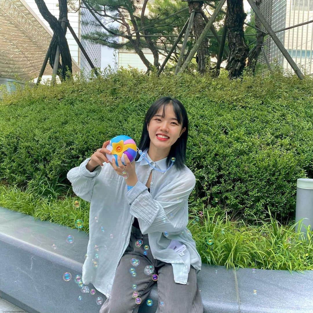 キム・ヒャンギのインスタグラム：「. Let's play adultly with children's toy🤖」