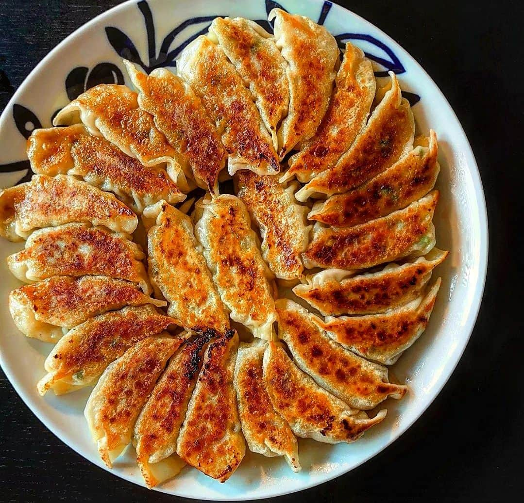 河瀬璃菜のインスタグラム：「キンキンのビールと餃子でキメたい日にどうぞ🥟  レシピはスワイプ→→  #instafood #omnomnom #foodporn #food #foodie #tuna #healthyeats #goodeats #foodstagram #hungry #homemade #madefromscratch #餃子レシピ  #おうちごはん #餃子部 #ビール #餃子スタグラム #おつまみ #デリスタグラマー #おつまみレシピ #今日のごはん #簡単レシピ #飯テロ」