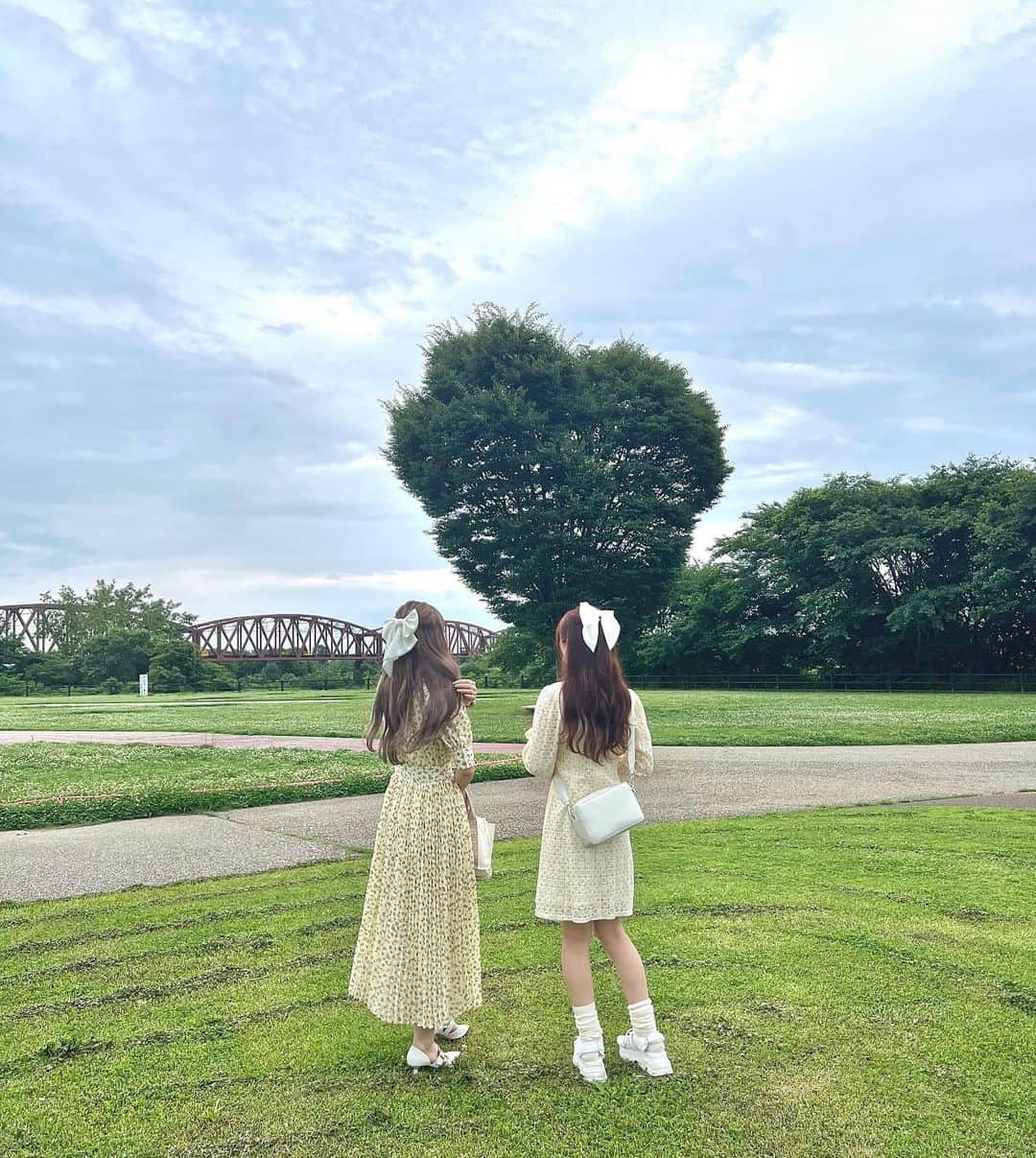 服部有菜のインスタグラム：「. 公園デートしたら 木がハートでした🌳🤍 四つ葉のクローバーも見つけたよ🍀 . . . #公園 #岐阜 #プリクラ #プリクラポーズ」