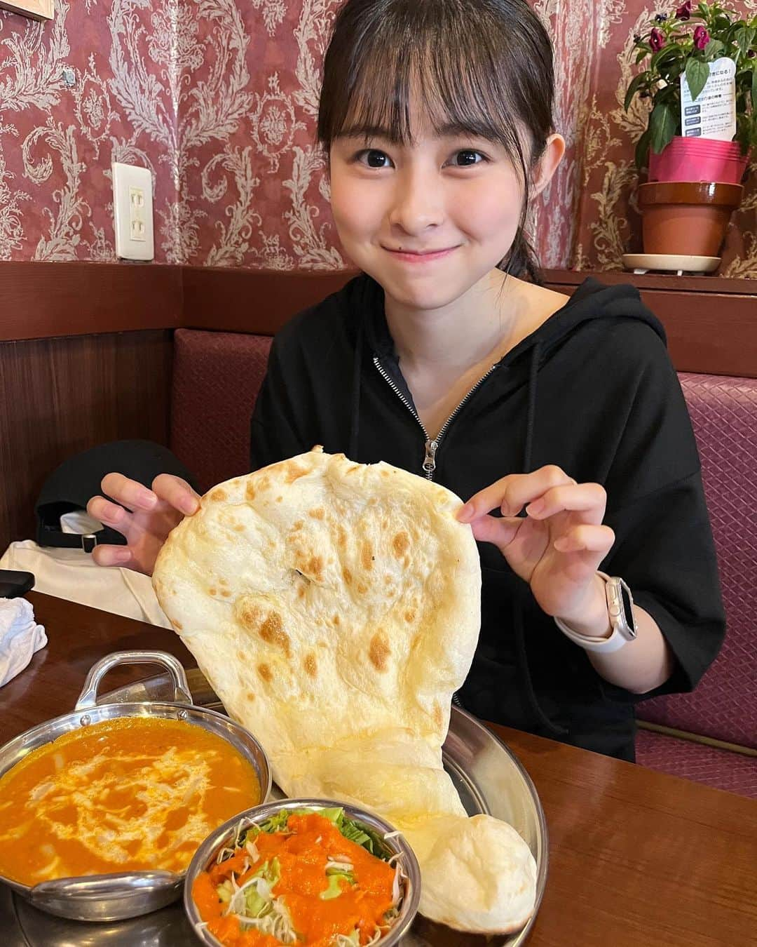 村山千夏のインスタグラム：「こんばんは。  ヨガ帰りにお腹が空いて激辛カレーとナンを頬張りました。 たくさん食べるのでナンのおかわりもしました☺︎ 皆様、激辛は好きですか？  Good evening．  On the way home from yoga,  I was hungry and stuffed my cheeks with super spicy curry and naan. I eat a lot！ So I got a second serving of naan☺︎ Ladies and gentlemen, do you like spicy food？  #jk#ljk#jk3#現役jk#女子高校生#高校生#jkブランド#05#05line#17歳 #17yearsold #インドカレー #インド料理 #ナン #ヨガ#fyp#foryoupage」