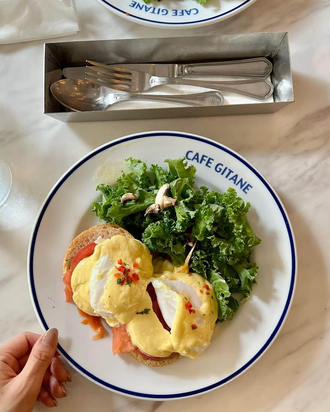 権田裕美さんのインスタグラム写真 - (権田裕美Instagram)「I have an egg for breakfast every day. 朝活🕊🌿  卵から始まるマイモーニングルーティンは、 大好きすぎる親友と一緒に…✨ 心も体も充電満タンです🔌🌈  以前からフォローしてくださっているみなさん、 文香お待たせしました💛 . . . . . . . . . . . . . . . . . . . . #卵#たんぱく質#完全栄養食#食育#モーニング#ブランチ#恵比寿#恵比寿カフェ#恵比寿グルメ#エッグベネディクト#eggs #egg#eggbenedict #平飼い#平飼い卵#平飼いたまご#食べ方#食べて綺麗になる#美肌ケア #egg#japan#japanese#iron#ironside#nutrition#nutritioncoach#japanesefood」7月10日 18時25分 - yumigonda