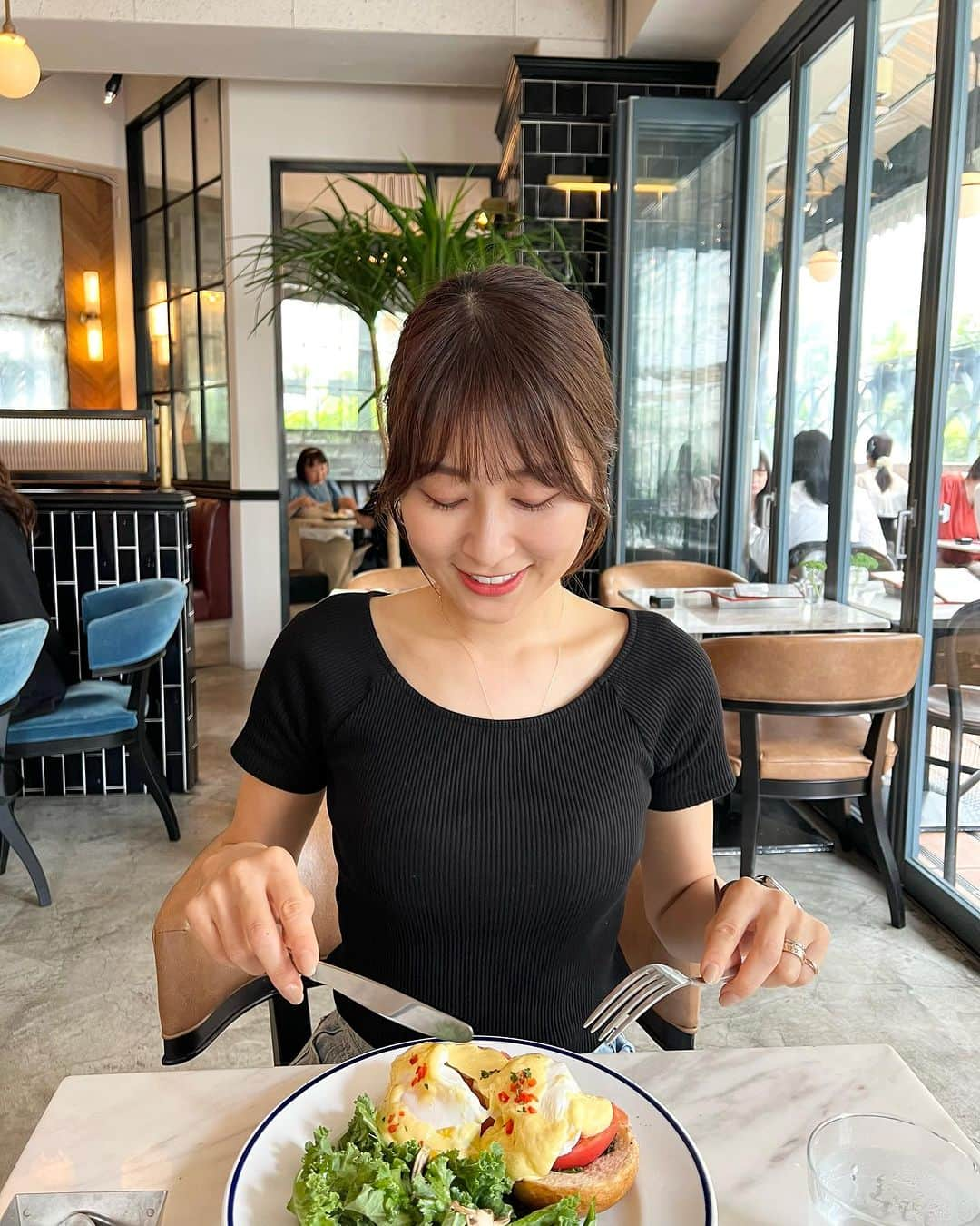 権田裕美のインスタグラム：「I have an egg for breakfast every day. 朝活🕊🌿  卵から始まるマイモーニングルーティンは、 大好きすぎる親友と一緒に…✨ 心も体も充電満タンです🔌🌈  以前からフォローしてくださっているみなさん、 文香お待たせしました💛 . . . . . . . . . . . . . . . . . . . . #卵#たんぱく質#完全栄養食#食育#モーニング#ブランチ#恵比寿#恵比寿カフェ#恵比寿グルメ#エッグベネディクト#eggs #egg#eggbenedict #平飼い#平飼い卵#平飼いたまご#食べ方#食べて綺麗になる#美肌ケア #egg#japan#japanese#iron#ironside#nutrition#nutritioncoach#japanesefood」