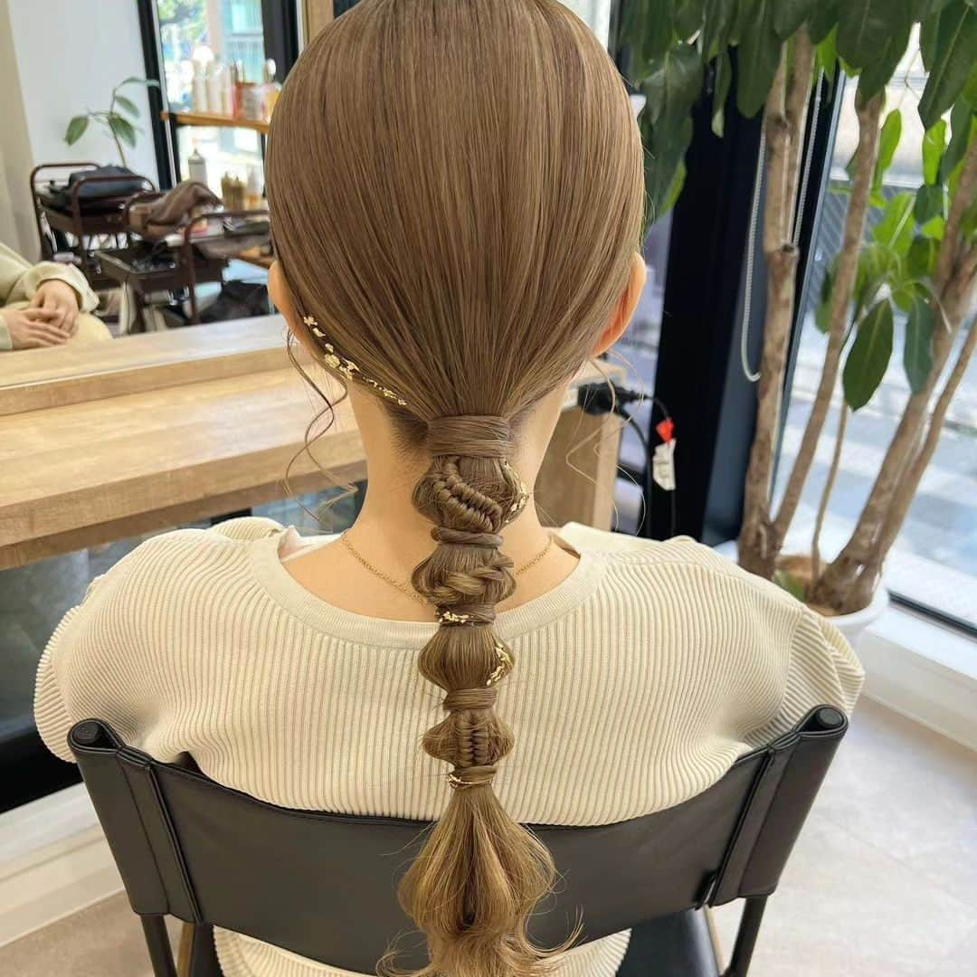 4meee!さんのインスタグラム写真 - (4meee!Instagram)「【保存してね🎉結婚式やパーティにタイトヘアアレンジがトレンド✨】  どんなシーンでも活躍できる タイトなヘアアレンジがトレンド✨  金箔をつけたり生花をさしたりと アレンジも自在だよ🌼  ------photoby💌----- @ibuki_sugimoto  @francesca._nacchim333  @shira_honoka  @entality_iori  @mana_iszk  @maaaa.hairmake   #4meee#フォーミー#ヘアアレンジ#タイトヘア#タイトヘアアレンジ#お呼ばれヘア#お呼ばれ#パーティーヘア #結婚式ヘアアレンジ#参列ヘアアレンジ#タイトヘアアレンジ動画」7月10日 18時25分 - 4meee_com