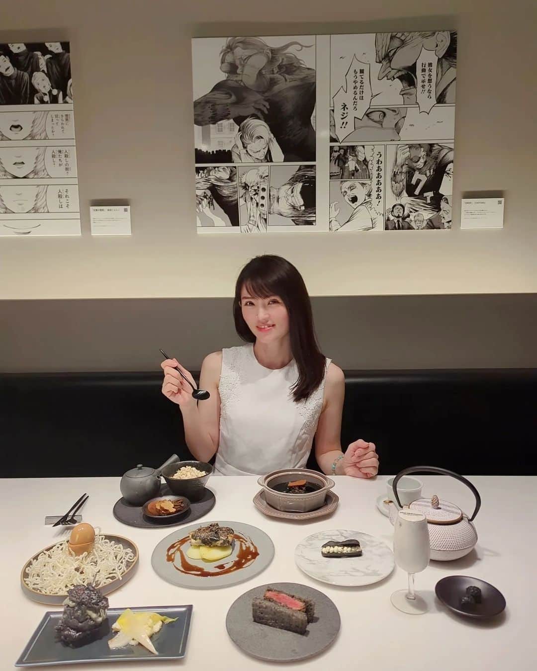 三宅裕子のインスタグラム：「1歩入るとモノクロの世界._.❤︎  原宿にこんな素敵なカフェが⁡ ⁡あるの知ってた❓ @ukcg_jp ⁡ 少年ジャンプ➕に掲載中の短編から 新進気鋭の漫画家の読切作品を中心に⁡ ⁡セレクトされたギャラリー × カフェ🍴 𝑻𝒉𝒆 𝑼𝒏𝒌𝒏𝒐𝒘𝒏 𝑪𝒂𝒇𝒆 𝑮𝒂𝒍𝒍𝒆𝒓𝒚 ザ アンノウン カフェ ギャラリー   “The Unknown”な才能✏に触れながら ランチはもちろんコース料理🍸まで いただけるお店なの🐰 (なんと23:00までやってる😳！)  pic.は先月スタートしたコース料理🤍  〇Menu〇 ・エクレア キャビアが入ってるよ❣️ ・カツサンド 単品でも人気でめちゃくちゃおいしかった🤤 ・雲丹卵 まさかの雲丹😳最高だった😭 ・ホタテフリットバーガーと白サラダ このバーガー…食べたことがない組み合わせ✨ 体に良くてこんなに美味しいの？ってなる。 ・白身魚ソテー お魚もちゃんとモノクロに❣️ ・ビーフシチュー お肉がホロホロなの🥺 ・鯛茶漬け お茶漬け大好きだから嬉しかった♡ 洋のコース料理に入ってるって珍しいよね🎶 ・unknownパフェ これもとてもおいしかった❤ 普通のパフェに入ってない〇〇〇が入ってます。⁡ ⁡癖になる味🥰⁡ ⁡ ⁡※写真は順不同でごめんなさい🙏⁡ ⁡ ⁡ 何が入ってるか当てるのも⁡ ⁡楽しかった♡♡  一般的なコラボカフェのイメージとは⁡ ⁡違ってスタイリッシュで 席も漫画のマスをイメージしてたり お店の名前  The Unknown Cafe Gallery  の通り食べてみないと⁡ ⁡わからないメニューだったりしてとても楽しかったし 漫画も面白かったし 何よりおいしかった♡⟵これ大事。  カフェとしても素敵だし 新しい才能を発掘するための場所としてもあるって⁡ ⁡素敵だよね✨ 原宿周辺で夜遅くまでやってる⁡ ⁡カフェってなかなかないから⁡ ⁡カフェ好きな方におすすめ！ お酒も飲めるし 通常メニューは1000円代からあるよ👌🏻´-  今度は人気のクロワッサン🥐を 買いに行きたいな❣️ @ukcg_jp 駅からも近いよ🎶  🎈Access 〒150-0001 東京都渋谷区神宮前⁡ ⁡６丁目６−２ 原宿べルピア １F  営業時間:11:00-23:00  .*･ﾟ　.ﾟ･*. #ザアンノウンカフェギャラリー #ザアンノウンカフェ #TheUnknownCafeGallery  #アンノウンカフェ #原宿カフェ #原宿グルメ #表参道カフェ #表参道グルメ #原宿夜カフェ #表参道夜カフェ #夜カフェ #東京夜カフェ #少年ジャンププラス #少年ジャンプ #漫画好きな人と繋がりたい」