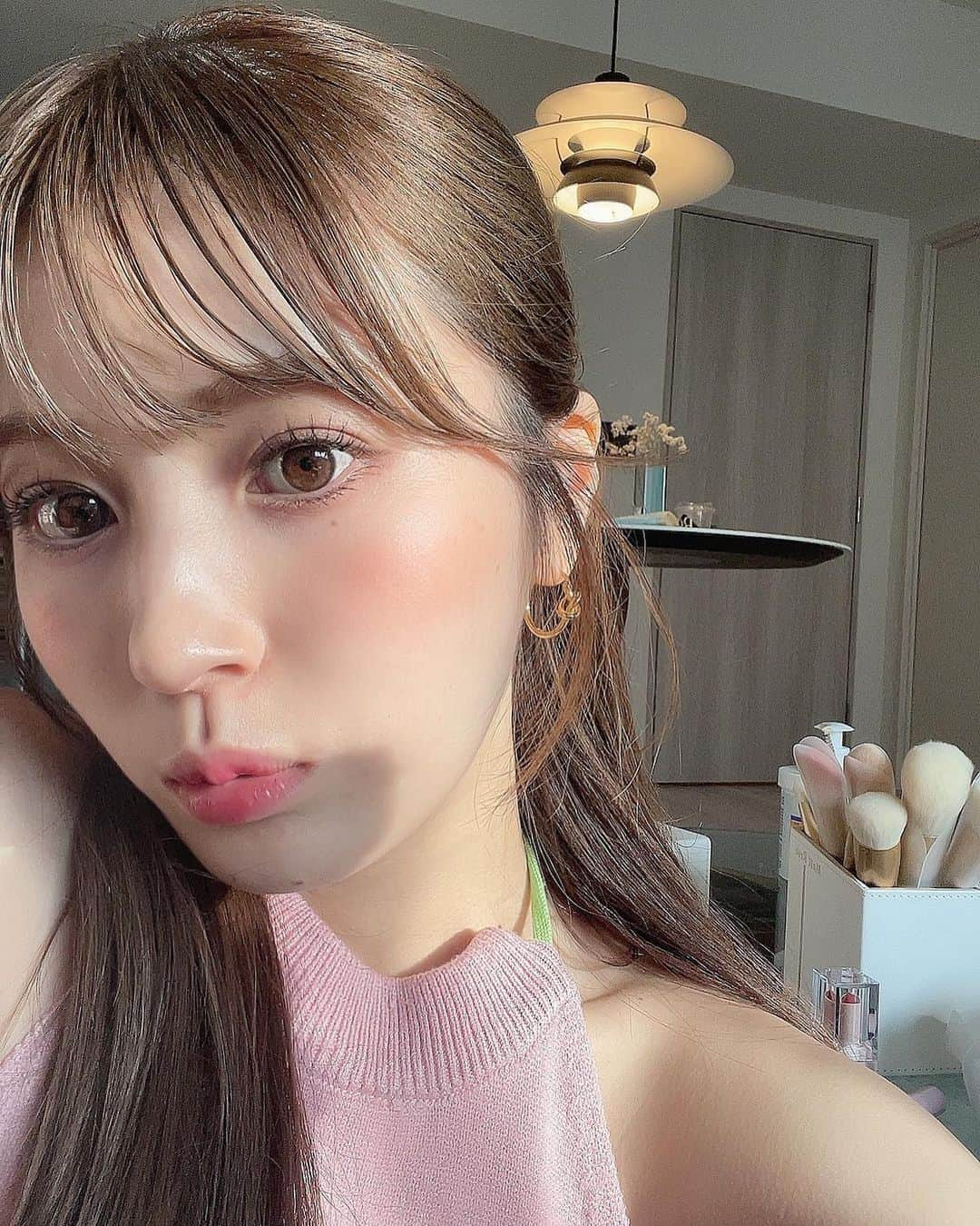 黒田莉来さんのインスタグラム写真 - (黒田莉来Instagram)「今日のメイク💄🐾  中顔面短縮メイクをしたので 下まつ毛をいつも以上にしっかりめに✔︎ マスカラ塗った後に足しラインも引いています✔︎  カラコンは #yurial シリーズの#waterbrown  @eotd_jp で使えるクーポンコード【kuroda_tomatochan10】 10%オフになるので是非🐕✨  そして 今月もunefleurへ行ってから 顔面の調子が良い🥺✨  unefleurの エステ/眉/まつげメンテナンスは 月1必須なのです💞 ⚫︎エステ @une_fleur_ryoko  ⚫︎眉/まつげ @une_fleur_noa   #eotd #unefluer」7月10日 18時30分 - kuroda_tomatochan