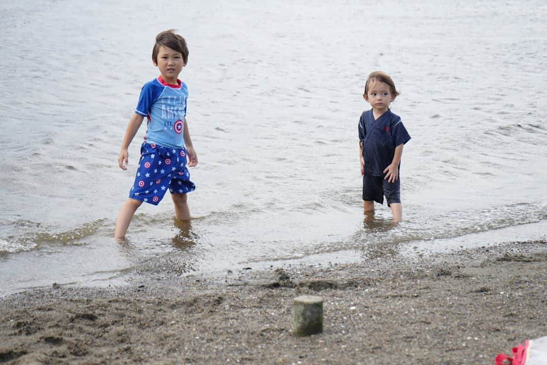 下田美咲さんのインスタグラム写真 - (下田美咲Instagram)「ふらっと公園感覚で水遊びをしに行った今年初の海が最高に楽しかった件。今年は沢山海に行こっと！！２時間くらいで満足する長男と一生海の中にいたがる次男の性格の差が愛おしかったなぁ。もともと海が好きだけど、君たちと行く海はさらに大好きだよ。紫外線の代償を背負えるほどだよ。  #海遊び #兄弟 #5歳 #2歳3ヶ月」7月10日 18時40分 - shimodamisaki815