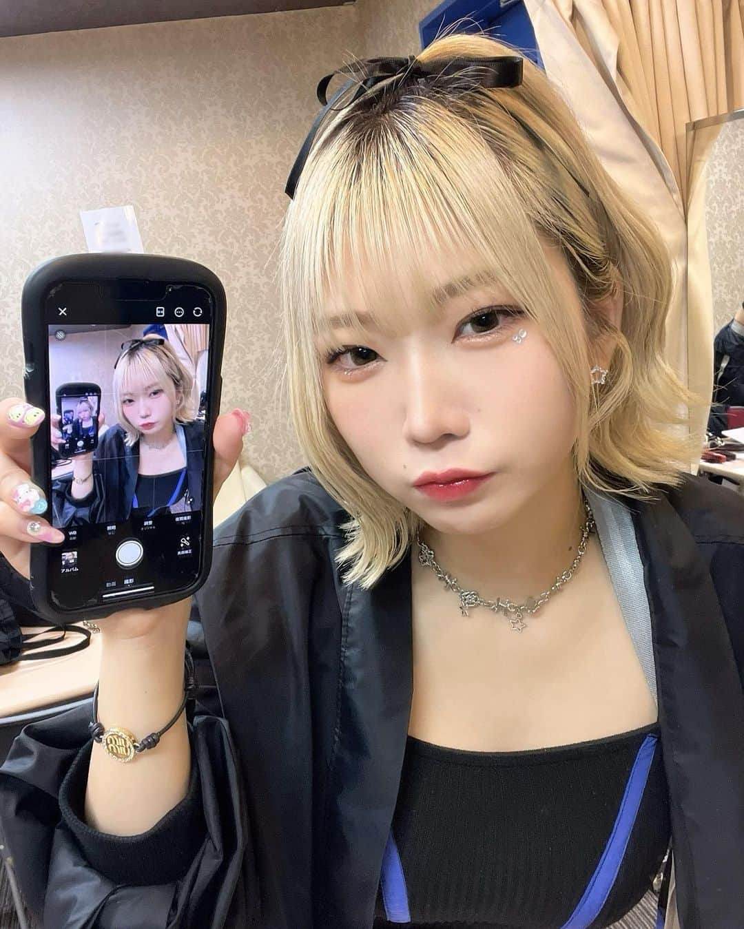 米田みいなのインスタグラム：「🍎🍎🍎  りんごヘア  たまには髪型変えてみた🫢 どうかにゃ  あと、☆のピアス可愛すぎ、、  #鏡 #鏡越し #ヘアアレンジ #りんごヘア #ブロンド #金髪ボブ #ボブ #金髪 #リボンアレンジ #hairstyles  #japanesegirl #animegirl #ハイトーンカラー #ブロンド #巻き髪 #シルバーアクセサリー #좋아요반사　#셀카」