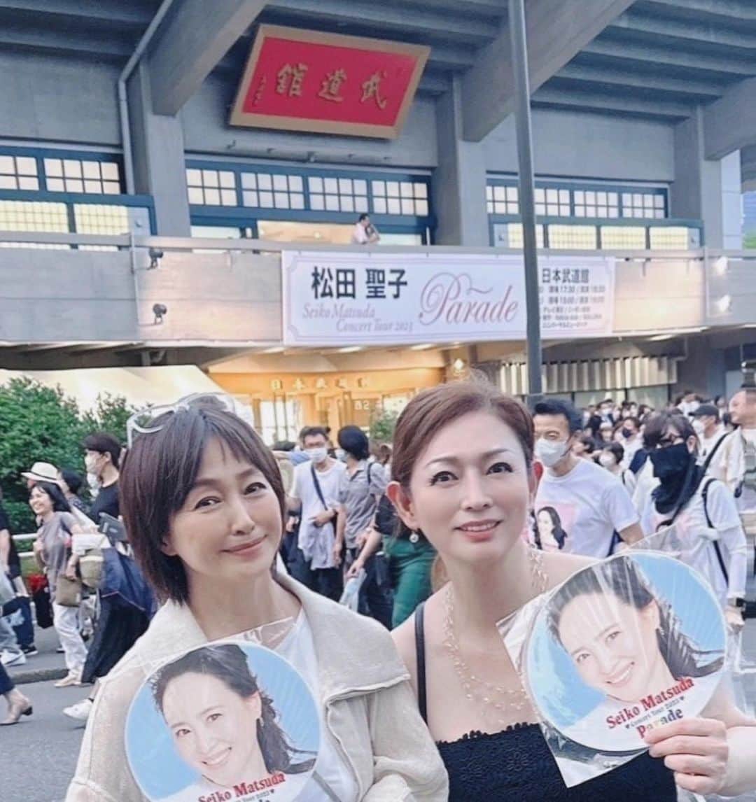 のインスタグラム：「女子会で 初🎙️聖子さんのコンサート行ってまいりました 素敵でした💕  #武道館 #松田聖子　さん #岡江美希　さん #concert #女子会」