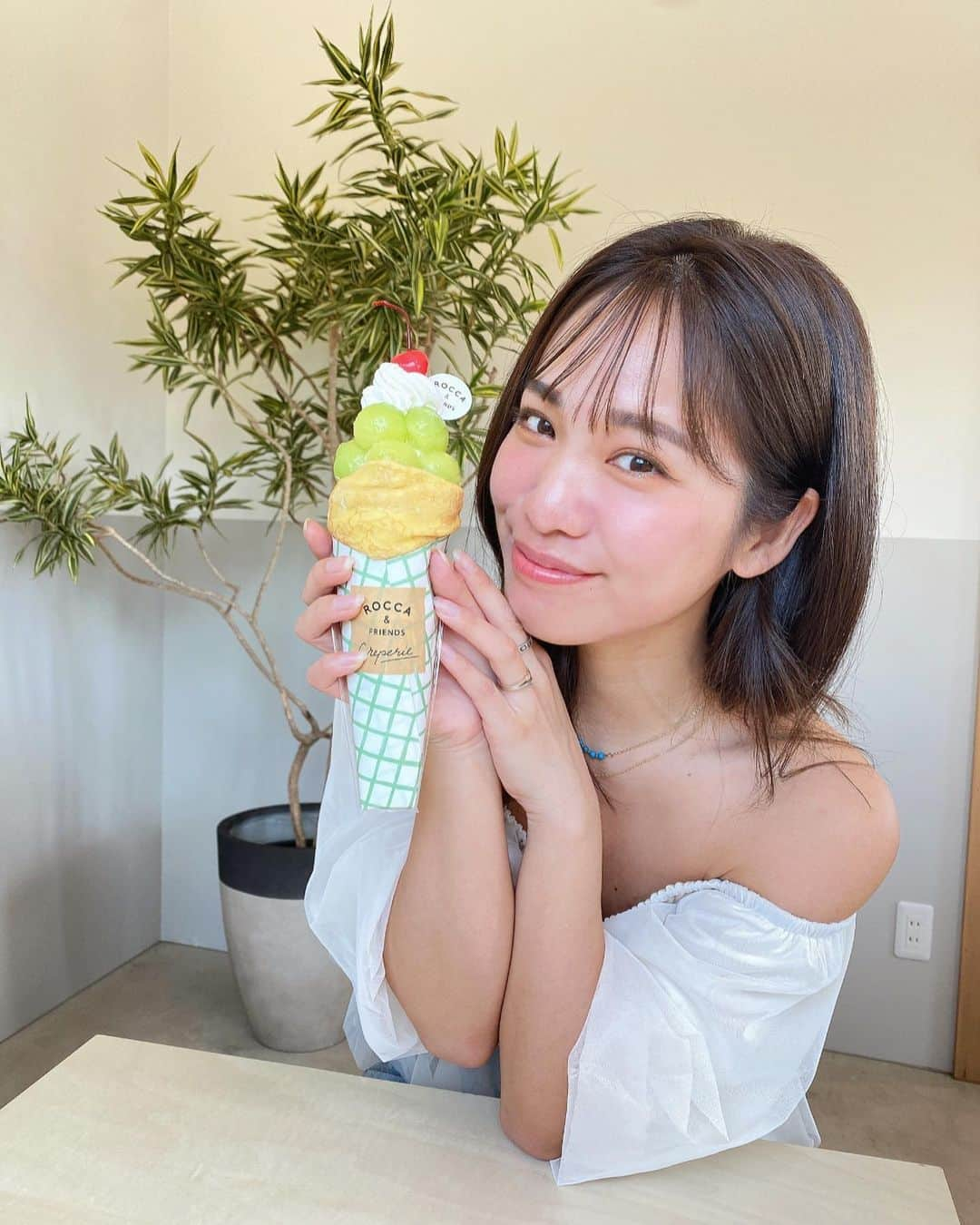 藤森マリナさんのインスタグラム写真 - (藤森マリナInstagram)「伊勢志摩🍒🤍 @rocca.creperie.iseshima   ㅤㅤ泊まったグランドームからすぐ♡ さくさくのクッキーみたいなやつ入ってて 最後まで美味しすぎたし 店内可愛すぎでしょ😋  ㅤㅤ  ㅤㅤ#伊勢志摩#伊勢志摩旅行#伊勢旅行#賢島#賢島グルメ#伊勢グルメ#伊勢カフェ#クレープ#フルーツクレープ#roccaandfriends#kashikojima」7月10日 18時39分 - maaarina0806