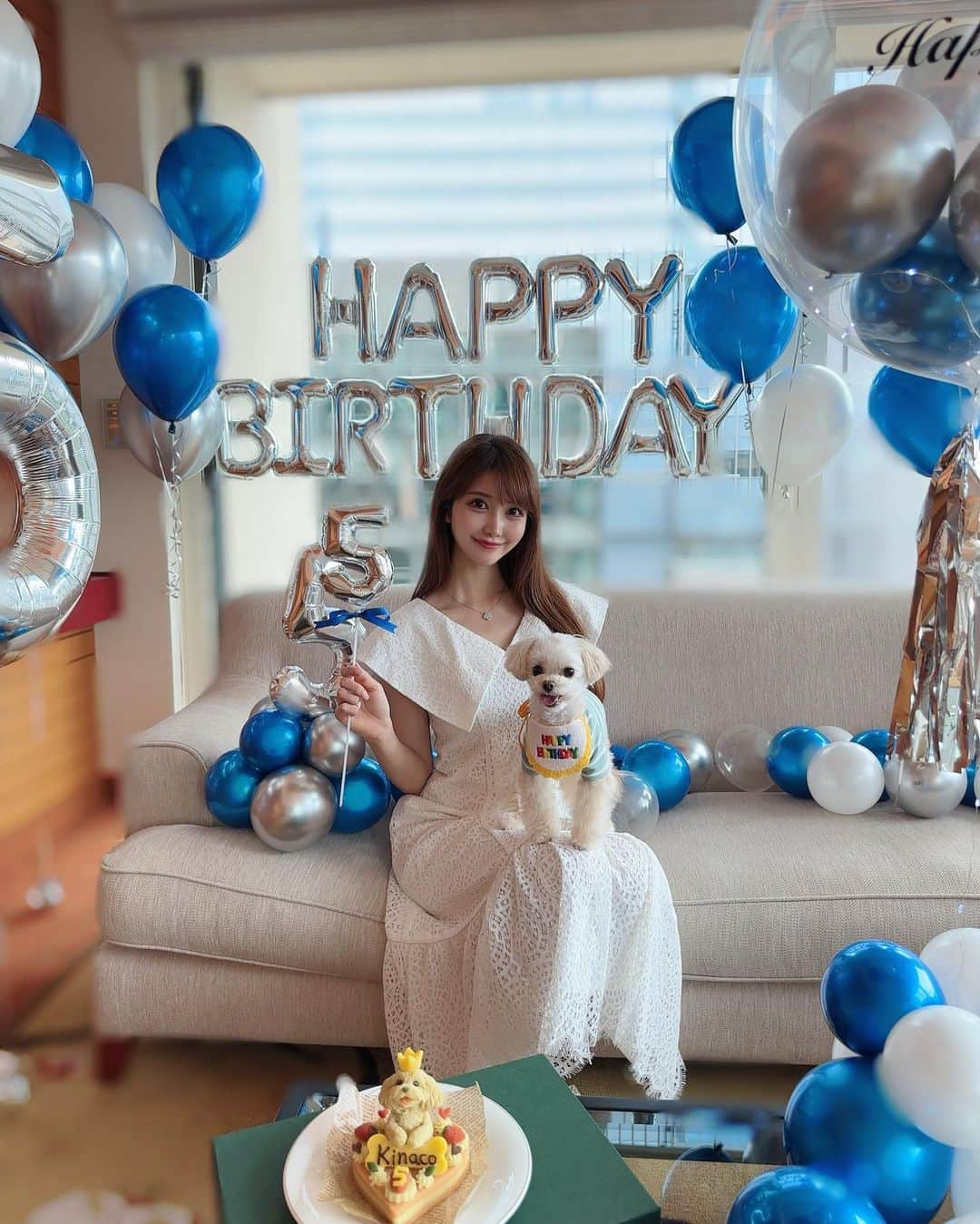 MAYUのインスタグラム：「. きなちゃんの5歳のお誕生日会🎂🐶💐🩵 . 1年で1番大切でおめでたい日✨ . いつも愛と幸せをくれる私の宝物。 きなちゃんの存在に救われたことが本当に沢山あって 出会えた事に、毎日一緒に過ごせる事に 本当に感謝のきもちでいっぱい💐 . 今は普通に歩いたり走ったり跳ねたりできるけど 元々後ろの両脚が悪くて 手術して、リハビリして、通院してっていうのを 小さい身体で日々頑張ってくれていた姿を思い出すと 今元気で健康で生きていてくれることが本当に嬉しい。😭 . きなちゃんが一生、 幸せ、楽しい、嬉しいの感情で溢れる日々を 送れますように🪄✨ . . #happybirthday#birthday#birthdayparty#birthdaycake#ちわぷー#チワプー#chiwapoo#dog#puppy#dogstagram#dogsofinstagram」