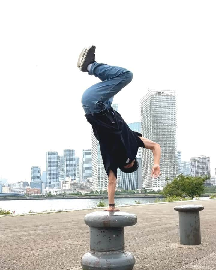 ASHITAKAのインスタグラム：「Handhop Everywhere😆 Which location handhop is the most amazing? どこでもラビットするよ!!どの場所のラビットが1番すごい？  🐇follow me🐇 逆立ち世界一ダンサー  @ashitaka1018  #handhop #breakdance #trickandcombo #逆立ち #freeze #ブレイクダンス #ギネス世界記録 #guinnessworldrecord #tatestyle #ワンラビ #forgetneverclothing #新潟」