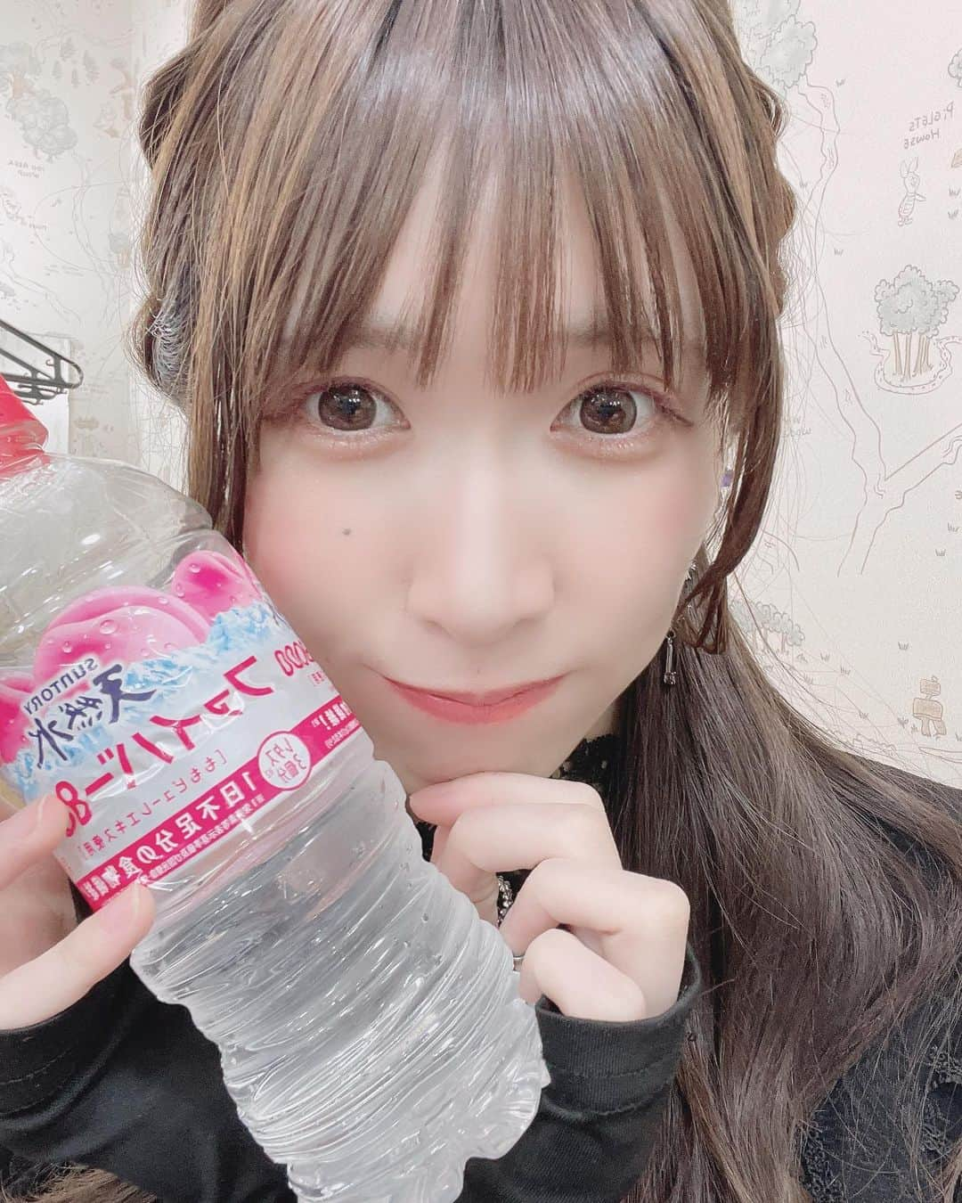 小鳥遊七星のインスタグラム：「水分補給ちゃんとしてる？🍑  最近は、 この桃の味のやつか いろはすの桃のやつ買いがち🍑  ちょっと前は、 キリッと果実にハマってたよ🍊  あとは、飲むヨーグルトも最近好き🐮」