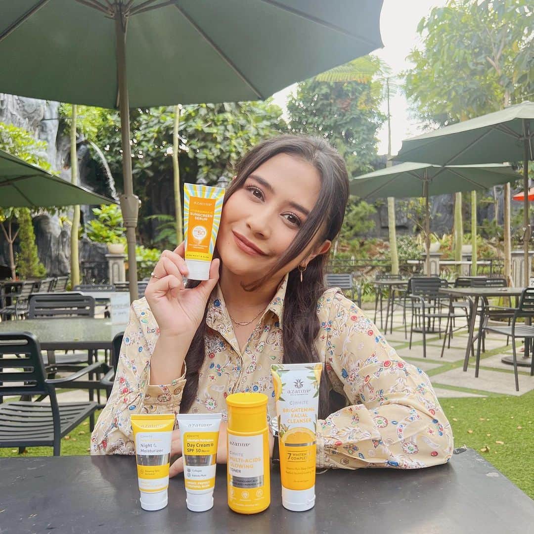 Prilly Latuconsinaのインスタグラム：「PAKETTTT!! Siapa nih yang seneng kalau dapat paket? Nah, kalian juga bisa pakai produk @azarinecosmeticofficial sepaket untuk dapat hasil yang lebih maksimal! Rangkaian C White ini berfungsi untuk mencerahkan wajah, memudarkan noda hitam di wajah dan anti kusam! Harganya juga diskon up to 25% ketika melakukan pembelian sepaket! Buruan cek sekarang yuk!」