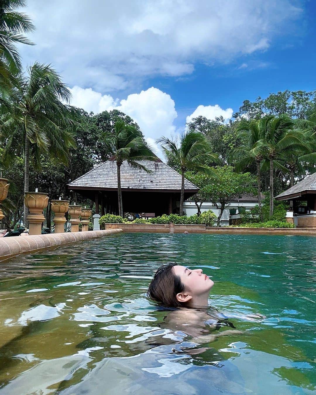 ヴァネッサ・パンさんのインスタグラム写真 - (ヴァネッサ・パンInstagram)「Last post of Phuket.  タイ語は読めなくてもみなさん英語できて虫や自然と共存し学びが色々ありました🐘🏝️  気付いたらリタイヤできる環境が整っていて、31歳でこんなんで良いのかと考える日々で、この旅でインフラすら整えてない場所を訪ね、自分の中で気持ちの変化を拾える事ができた。良い旅でした♡  コロナでどこでも働けて早期リタイアする人が増える中で、きっと皆もが悩みながら生きている。 これからは、もっと学び、30代の日々をゆっくり味わって行こう。 次は、両親連れて旅行行きますー！☀️  #jwmarriottphuket #naiyangbeach #patongbeach #phukettrip #traveler #marriottbonvoy #プーケット女子旅  #プーケット旅行 #マリオットボンヴォイ」7月10日 18時44分 - kazuminoomi