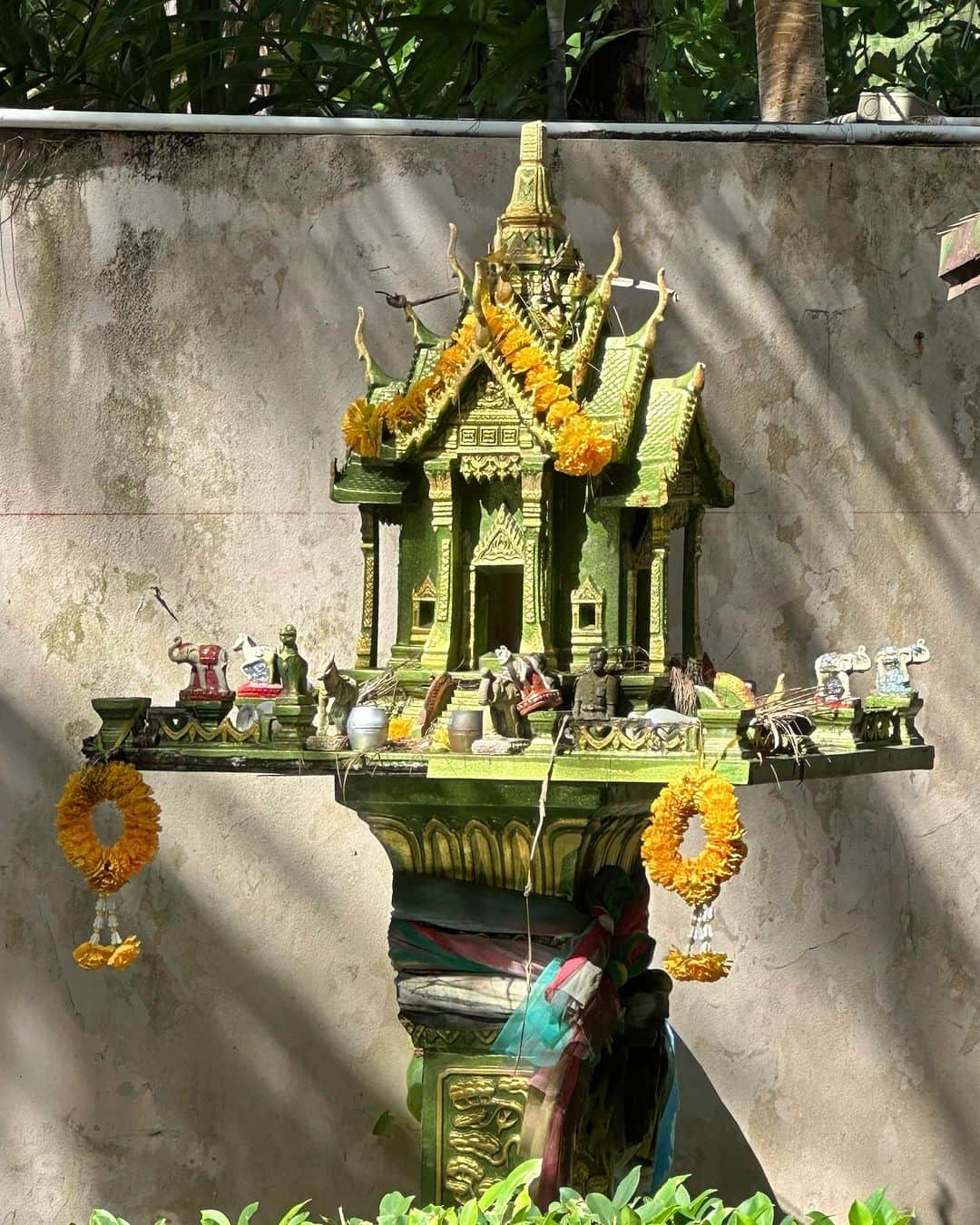 ヴァネッサ・パンさんのインスタグラム写真 - (ヴァネッサ・パンInstagram)「Last post of Phuket.  タイ語は読めなくてもみなさん英語できて虫や自然と共存し学びが色々ありました🐘🏝️  気付いたらリタイヤできる環境が整っていて、31歳でこんなんで良いのかと考える日々で、この旅でインフラすら整えてない場所を訪ね、自分の中で気持ちの変化を拾える事ができた。良い旅でした♡  コロナでどこでも働けて早期リタイアする人が増える中で、きっと皆もが悩みながら生きている。 これからは、もっと学び、30代の日々をゆっくり味わって行こう。 次は、両親連れて旅行行きますー！☀️  #jwmarriottphuket #naiyangbeach #patongbeach #phukettrip #traveler #marriottbonvoy #プーケット女子旅  #プーケット旅行 #マリオットボンヴォイ」7月10日 18時44分 - kazuminoomi