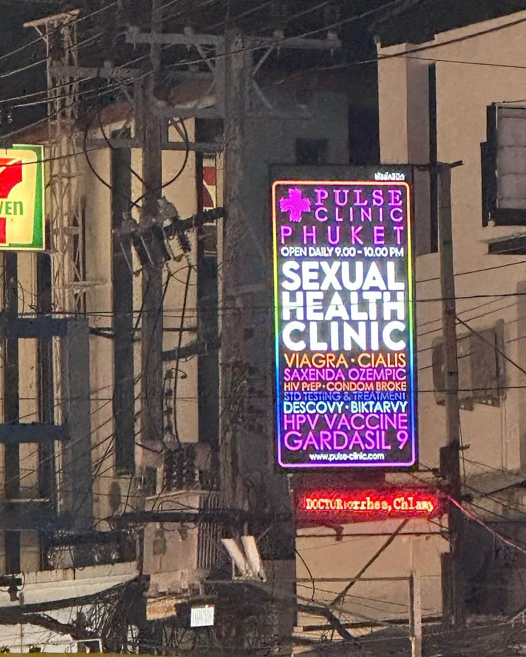 ヴァネッサ・パンさんのインスタグラム写真 - (ヴァネッサ・パンInstagram)「Last post of Phuket.  タイ語は読めなくてもみなさん英語できて虫や自然と共存し学びが色々ありました🐘🏝️  気付いたらリタイヤできる環境が整っていて、31歳でこんなんで良いのかと考える日々で、この旅でインフラすら整えてない場所を訪ね、自分の中で気持ちの変化を拾える事ができた。良い旅でした♡  コロナでどこでも働けて早期リタイアする人が増える中で、きっと皆もが悩みながら生きている。 これからは、もっと学び、30代の日々をゆっくり味わって行こう。 次は、両親連れて旅行行きますー！☀️  #jwmarriottphuket #naiyangbeach #patongbeach #phukettrip #traveler #marriottbonvoy #プーケット女子旅  #プーケット旅行 #マリオットボンヴォイ」7月10日 18時44分 - kazuminoomi