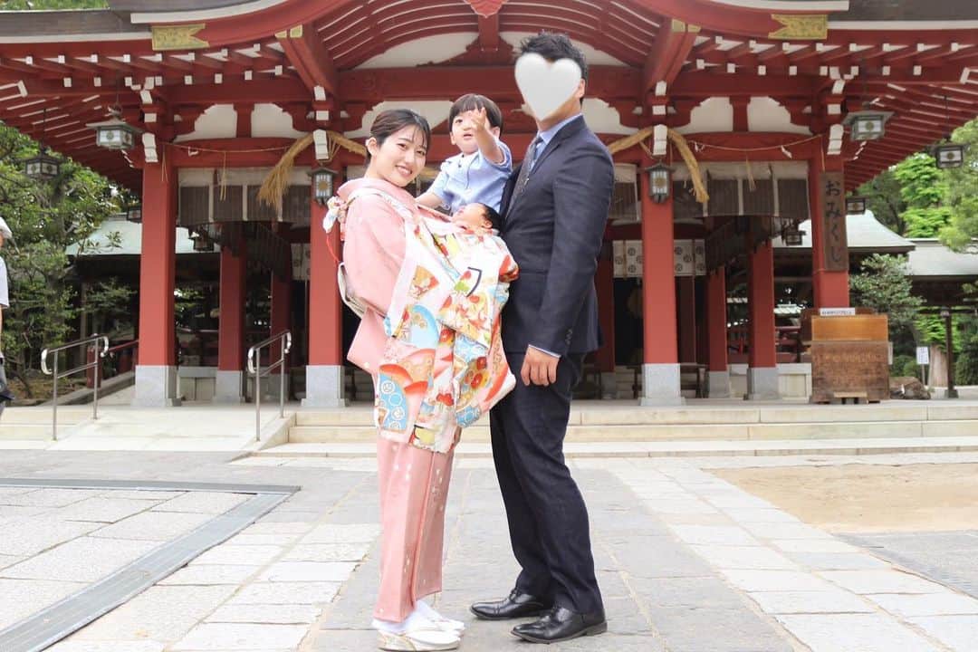 小泉留菜のインスタグラム：「⛩️👶🏻 . . 詩ちゃんのお宮参り😌🎀 15:30に受付終了なのにギリギリ滑り込み。笑 ご祈祷できてよかった🥹💕 . . 泣かずにお利口さんで終わって、 私は着物脱いだ時の感覚が忘れられない👘笑 着付けも着物もおばあちゃんの👵🏻🫶🏻 (遥大たちから見るとひいおばあちゃんだね) . . 夜はBIG BOSSのお誕生日会🎂🎉 おめでとう〜おじぃ👨🏽‍🦰✨ #生後1ヶ月 #1ヶ月ベビー #お宮参り #お宮参りフォト  #3歳 #3歳男の子 #3歳児 #ママ #男の子ママ #ママスタグラム #25歳ママ #口唇口蓋裂 #関東ママ #埼玉ママ　 #出産 #出産報告 #ご報告 #第二子 #第二子出産 #赤ちゃん #ベビー #baby #女の子ママ #2児ママ #0歳 #0歳児 #0歳児ママ #兄妹」