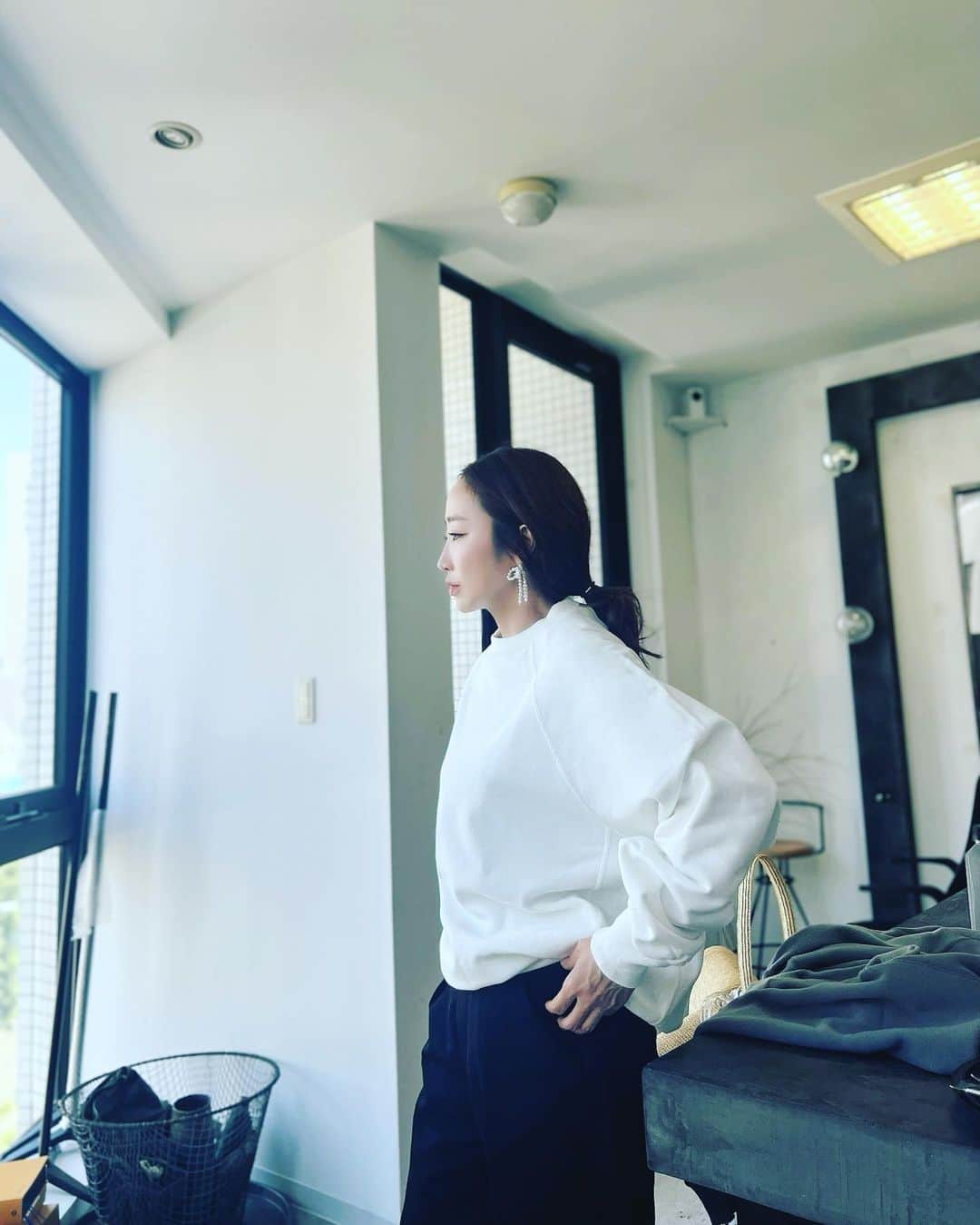 神崎恵のインスタグラム：「・ 大人のスウェット。 もう少しで完成。 キレイに着ることができるスウェットが欲しくて試作をくりかえしていましたが、 やっとたどり着けました☺︎ あと数箇所だけ磨き上げたら完成します。 デザインも、着心地も、かなり理想。 パールやゴールドのアクセサリーにも合うんです。 キレイめパンツやジャケットにも合う。 もちろんカジュアルにもかわいい。 毎日着たい。  #大人なスウェット　はじめました」