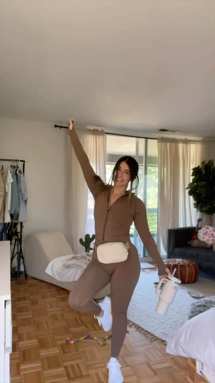 Nikki Blackketterのインスタグラム：「day 23 of 30 ☀️🤎✨ of not defaulting to comfy sweats and actually wearing an outfit for the day 👏 had to do a multitasking fit today, we love a productive Monday 🎶 hope you have a great day and great workoutttt — LEZGETITTT   fit: zip up and leggings: @wearetala  shoes: @apl  bum bag: amazon (on my storefront)」