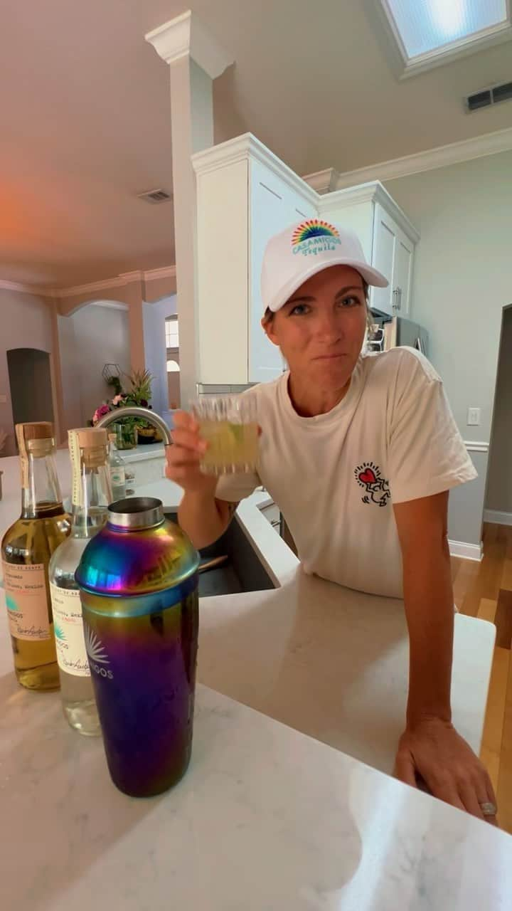 メル・リードのインスタグラム：「Home in time for happy hour. @casamigos always coming through 🙏 They also sent me an extra #pride shaker to giveaway. Who wants it? ⬇️ #HouseOfFriends  Recipe: - 1.5oz Casamigos Tequila - 0.75oz Fresh lime juice - 0.05oz Fresh orange juice - 0.25oz Agave Nectar  Optional salt rim Lime wedge  Wet 1/2 rim of glass with lime wedge, then dip in salt. Combine all ingredients into shaker. Add ice and shake. Drain into glass, add ice and garnish with Lime wedge. Then ENJOY 🫶.」