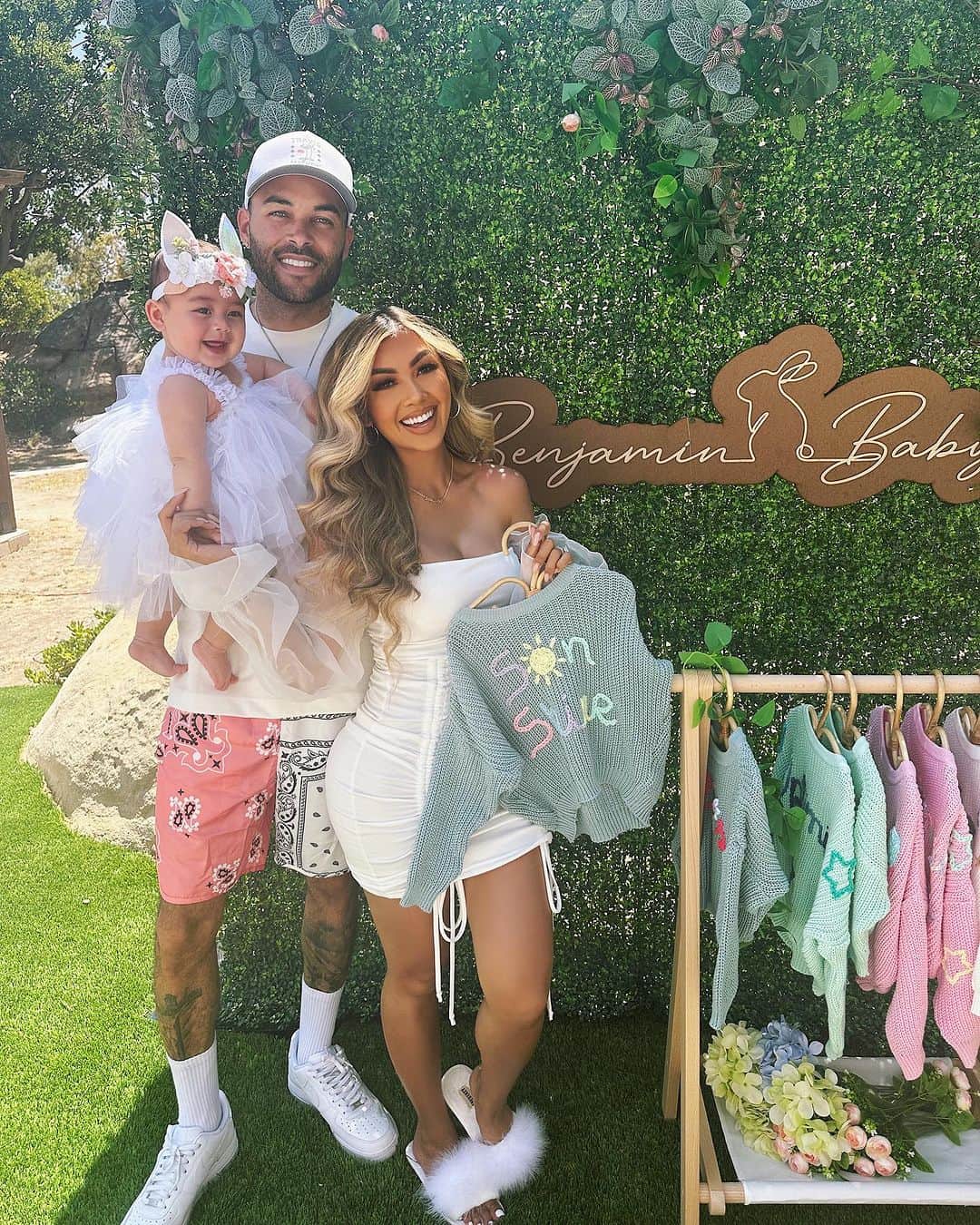 リアン Vのインスタグラム：「Had a blast celebrating the launch of our new Brand @benjaminbaby !✨   So happy to introduce our first item! Customizable sweaters! 🥰 Fabulous threads hand made with love for your little bundles of joy!   Thank you for all your support! We love you all!   LIVE NOW on ✨BenjaminBabyBrand.com ✨  Photo Booth / backdrops : AJ and lucy from @soulsetphotobooth Picnic table : @PicnicsinLA Balloons : @artyourevent Giant flowers : @backdropsandfleurs Bounce house/ball pit : @whatsbouncing Bubble house : @playhaus.la」