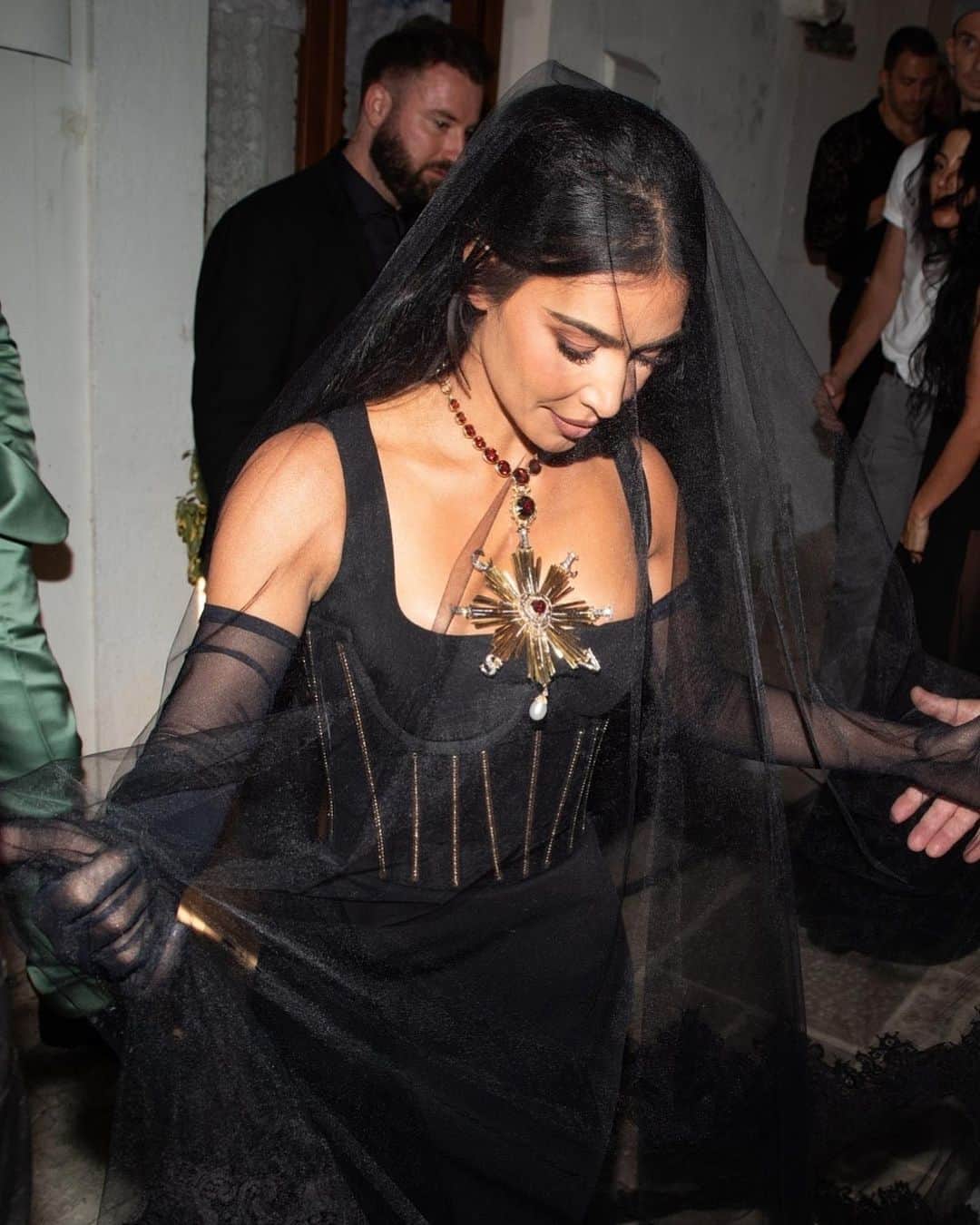 Just Jaredさんのインスタグラム写真 - (Just JaredInstagram)「Kim Kardashian wore a dark veiled black dress, reminiscent of a wedding gown, for Dolce & Gabbana's Alta Moda weekend, which she attended with mom Kris Jenner. Kim's second look for the fashionable weekend was a gorgeous aubergine-colored gown. #KimKardashian #KrisJenner #DomenicoDolce Photos: Dolce & Gabbana, Backgrid」7月11日 4時32分 - justjared