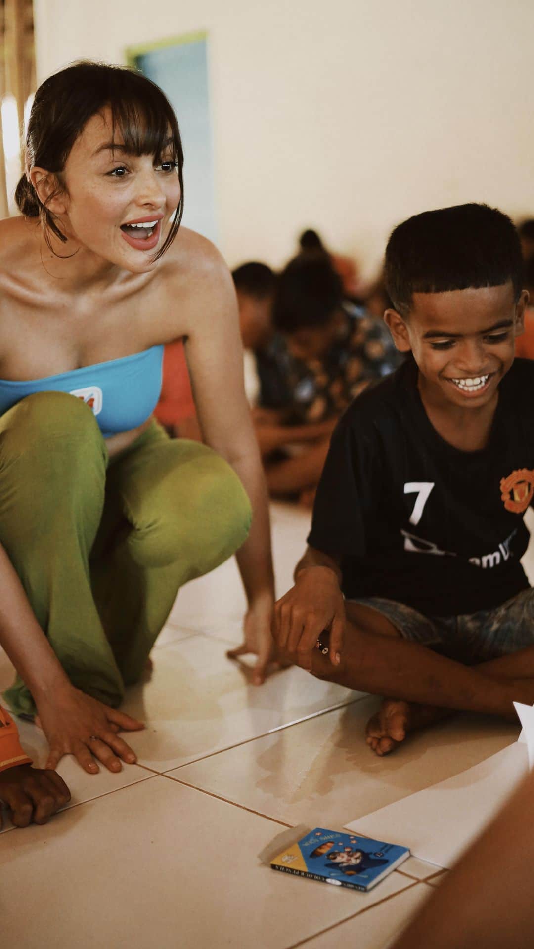 Irene Norenのインスタグラム：「The biggest joy of going to Sumba is to spend time with the kids at the @sumbafoundation @nihi. This year I had the opportunity to volunteer with an art class. Some of this kids walk for hours, often barefoot, to learn in school. This was our first drawing class and in this exercise I asked them to close their eyes and think about something that makes them happy, without thinking how it should look. The results were nature, animals, family. Hopefully, inspiring everyone to understand what really matters when it comes to real happiness. I can’t wait to come back and spend time with them 💗 if you guys are interested in learning more about this beautiful foundation, please check their page 🙏🏽 @sumbafoundation and @nihi thank you for letting me enjoy and share this experience」