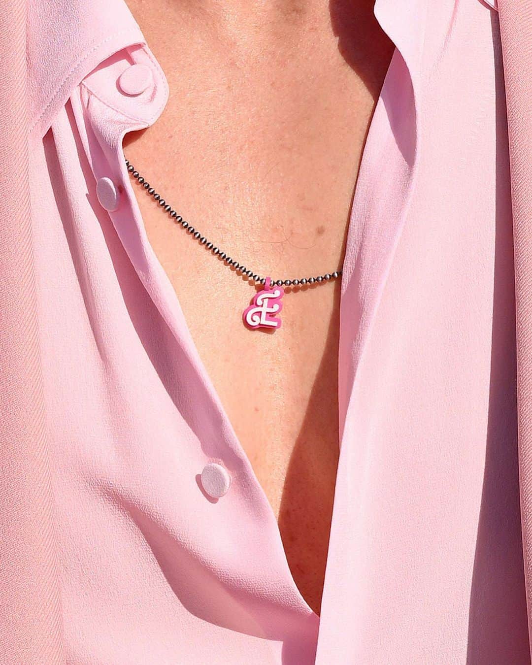 E! Onlineさんのインスタグラム写真 - (E! OnlineInstagram)「Find yourself a Ken. 🥺❤️ Ryan Gosling wore an “E” necklace at the #Barbie premiere for his longtime love, Eva Mendes. (📷: Getty)」7月11日 4時37分 - enews