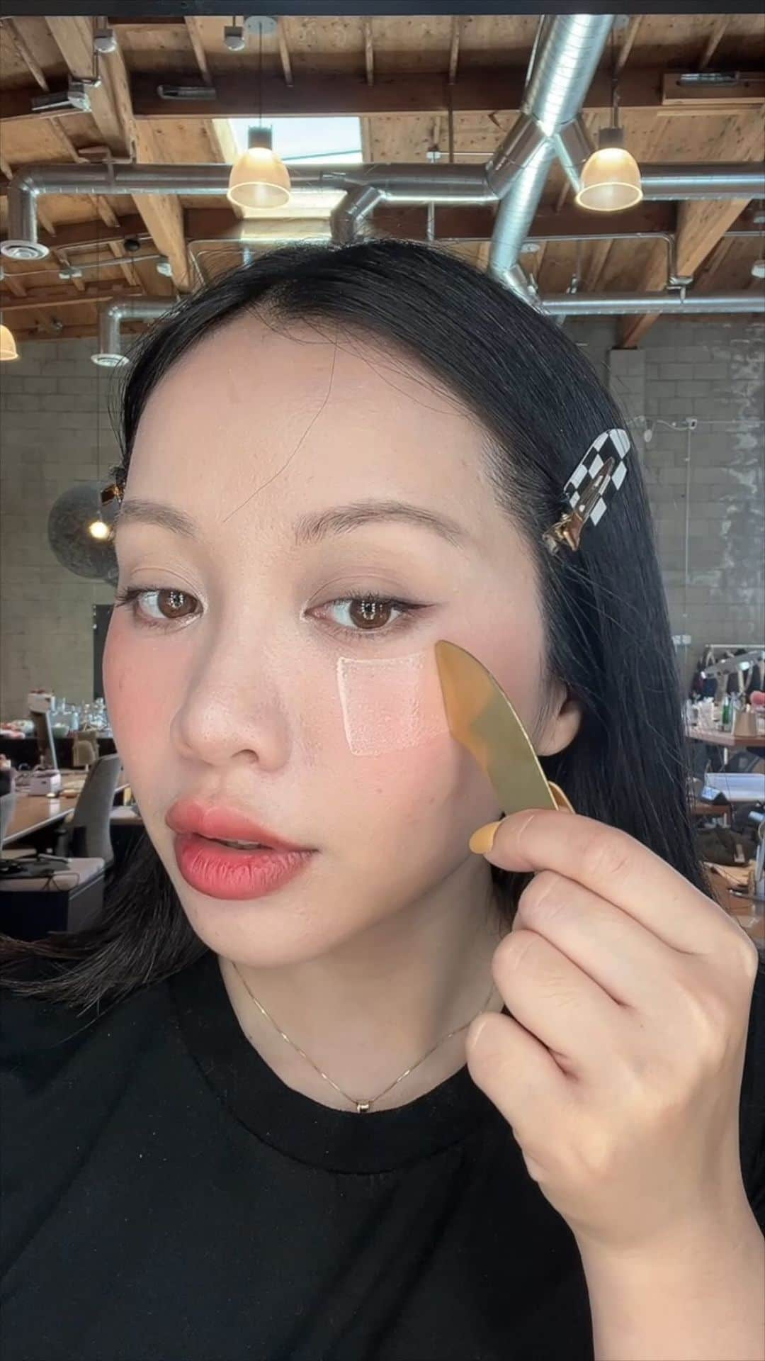 ミシェル・ファンのインスタグラム：「That satisfying swipe of magic🪄😍  Your 🆕 Summer BFF: EM Mini Palette Knife, designed for targeted and seamless makeup application ✨  🎨 Paired with our Color Drops, it delivers the most even, skin-like & dewy blush looks!   @michellephan ‘s protip: Layer on some Moonbeam for that glassy shine 💎  Try it now for FREE ($15 value) with any purchase! Add it to your cart and it will be automatically discounted at checkout 🛒  #madewithmagic #blushhack #makeuppaletteknife」