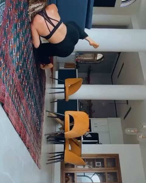 ヤスミン・アル＝マスリーのインスタグラム：「Never tried training with my own body weight.. an amazing technique that mixes our primitive surviving reflexes with martial arts and yoga techniques… I have a long way to walk still but I am so happy to be training with @ameeranijim .. do check her profile and give that method a try .. for someone who grew up in a gym , I am amazed and having lots of fun 🫣🤣 #workout #bodyweight #calisthenics」