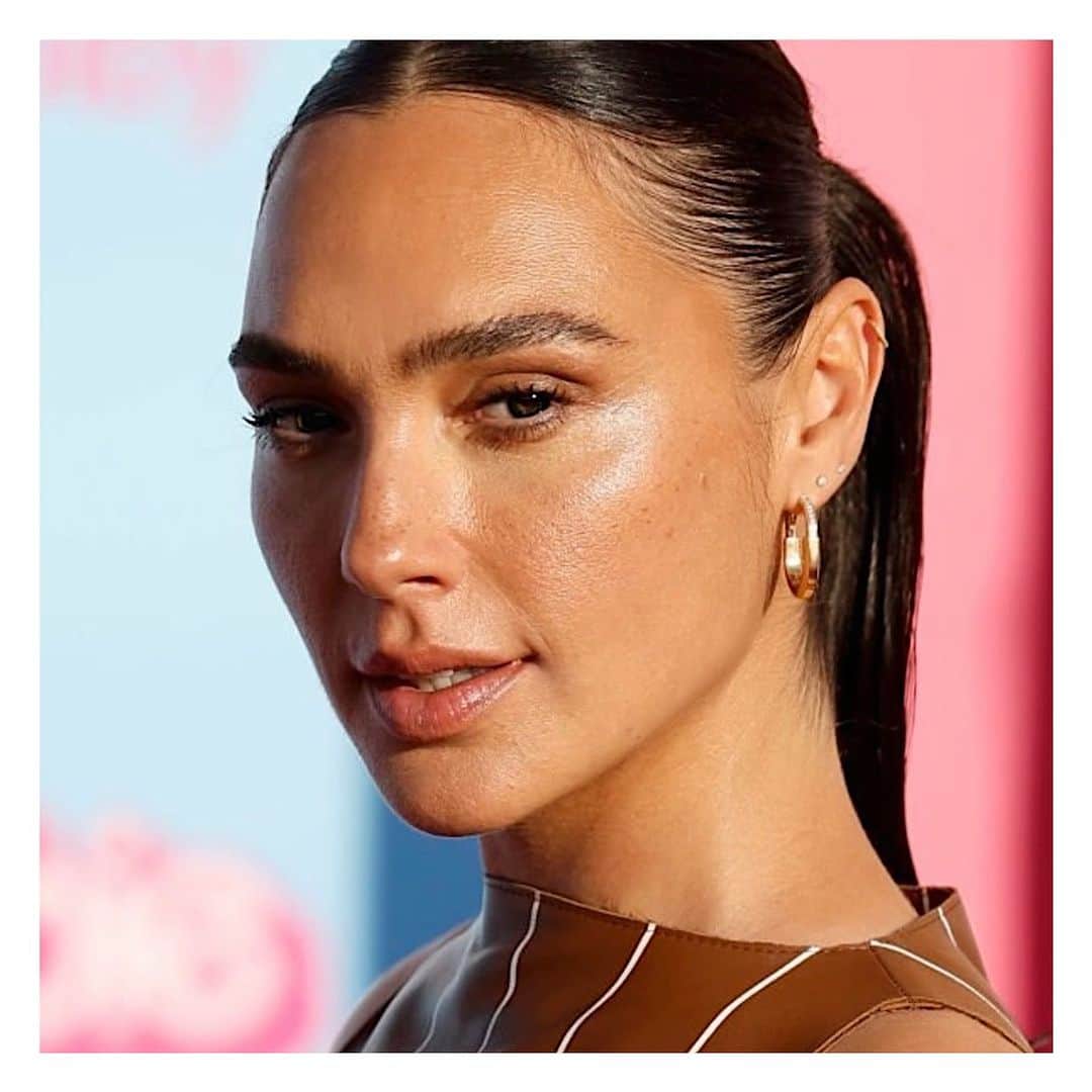 JO BAKERのインスタグラム：「G A L • G A D O T 🇮🇱 Bronzed and beachy #galgadot for the LA premiere of @barbiethemovie  Dewy, golden sunkissed #lattemakeup vibes with toffee and bronze tones to compliment the hot dolly pinstripe dress 💥‼️ Style @karlawelchstylist  Hair @jennychohair  Makeup by me #jobakermakeupartist using @tirtir_usa skincare, @stilacosmetics and @bakeupbeauty new TARANTULASH MASCARA…get on the wait list it’s launching in days and I’m so excited to share this with the world ‼️❤️ #bakeupnotmakeup #stila #stilacosmetics #stayallday #trustinradiance #makeupoftheday #summerskin #barbie」