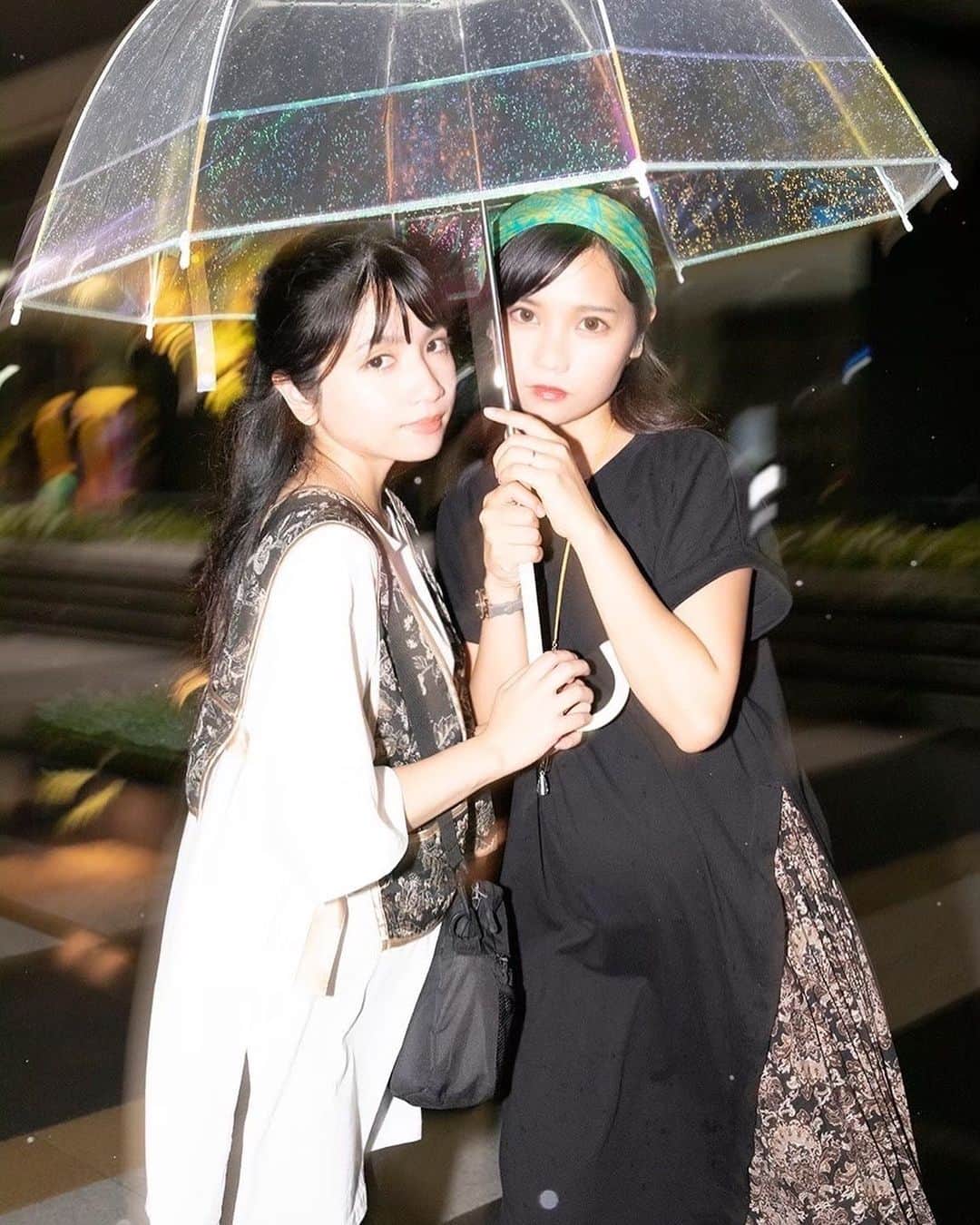 Tazumiのインスタグラム：「おはようございます☀  久々寝れずに作業中🙌  8月上旬は姉妹で浴衣着て花火大会行くので楽しみ〜😊🎇  今年はイベントたくさんあるから楽しみです🥰  #photo #sister #沖縄モデル #ポートレート #姉妹 #フィリピンハーフ #雨ポートレート #姉妹撮影 #愛知」
