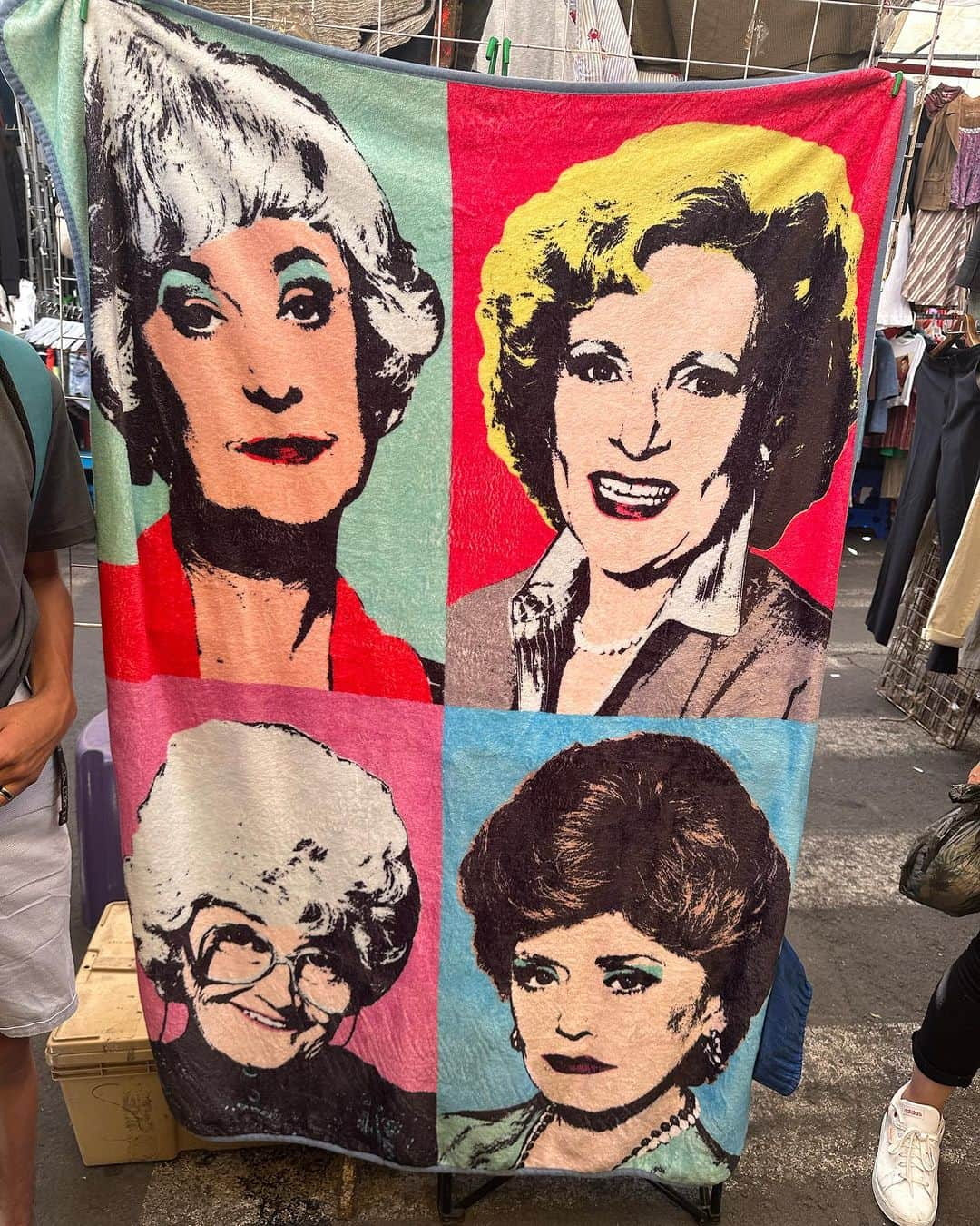 トームさんのインスタグラム写真 - (トームInstagram)「So many t-shirts that I really really need (and one special blanket @goldengirls ) at #Lagunilla Sunday flea markets in #MexicoCity #Mexico   @golden_girls_posters @thegoldengirls4evr」7月11日 5時07分 - tomenyc