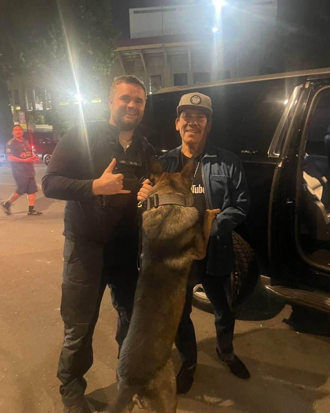 ダニー・トレホさんのインスタグラム写真 - (ダニー・トレホInstagram)「Frenky is a working K9, an amazing Explosive Detection dog I got to meet a while back at LAFC Stadium. Sadly Frenky is currently in the ER with a bloat that can be fatal. His partner Edwin has made a gofundme to help Frenky and his vet bills. Please help donate if you can here: *Link in Bio*  #mansbestfriend #dogs #dannytrejo #k9 #bestfriends」7月11日 5時27分 - officialdannytrejo