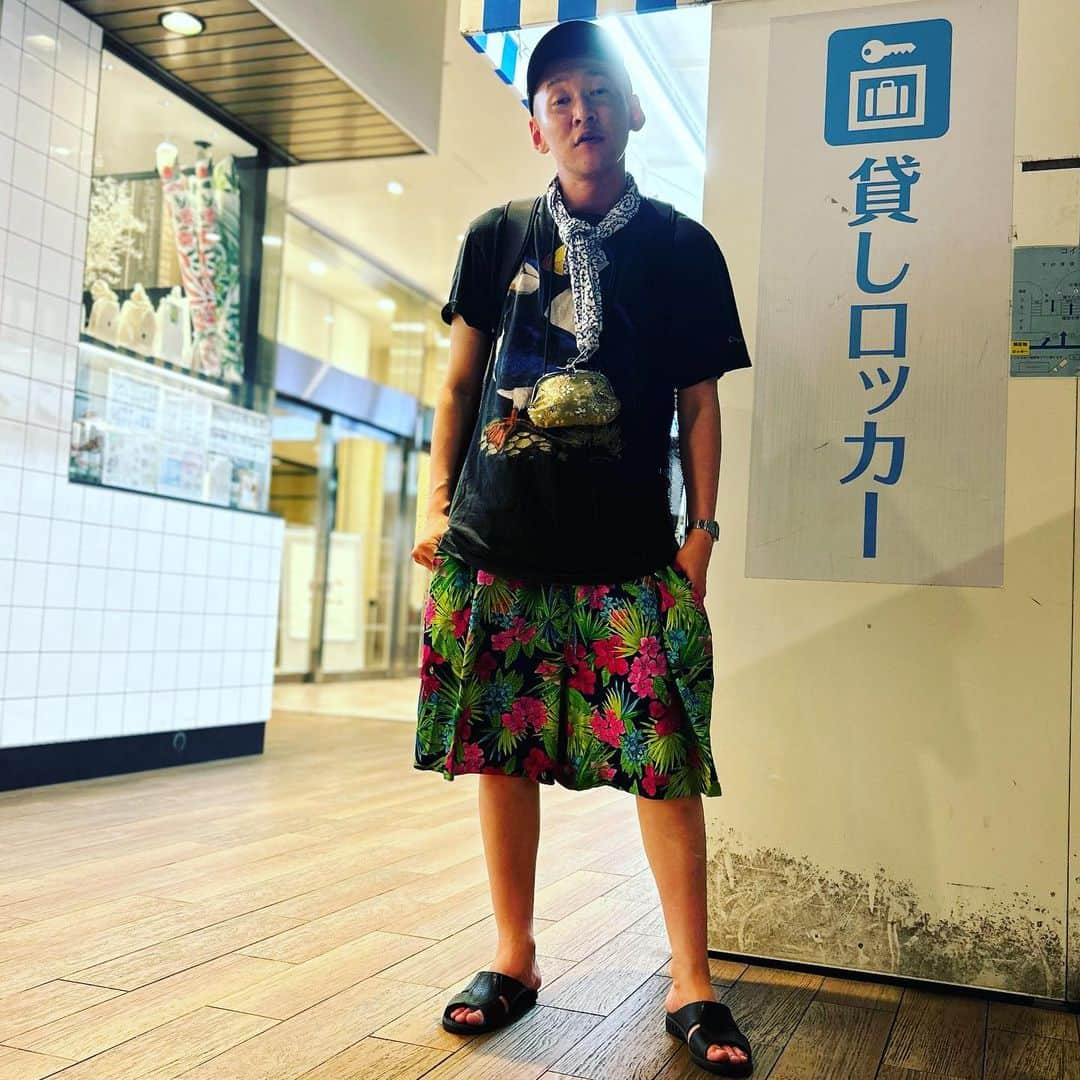 市川刺身さんのインスタグラム写真 - (市川刺身Instagram)「今日の服装。 暑い暑いルミネ本公演。  昔神保町の古着屋で購入した多分エトピリカだと思う鳥のTシャツ。 下北沢の外ラックコーナーにあった草と花の半ズボンで南国気分。 黒の無駄づくりの帽子に黒の便所サンダル金のがま口mont-bellのメッシュリュック首には手ぬぐい。  ルミネ2ステを終えてから小道具探して歩いて渋谷の劇場に行って一旦の小道具作りし終えたらルミネにコント道具忘れてるとの連絡が来てまたルミネに撮りに行きました。 寝不足で声が終わり初めてる。 今日の睡眠に賭けよう。 7/15.19:00〜渋谷無限大ホールにて そいつどいつベストネタライブ『ジョーカー』是非観に来てください。 忘れ物取りにおかわりルミネした時に通用口近くのロッカーの横でキャリーバッグの上に携帯置いて撮りました。 明日は幕張がんばれがんばれ。 キャリーバッグありがとう。  #今日着た服 #ファッション #古着 #暑い #南国気分 #眠すぎ #疲れすぎ #よゆう」7月10日 20時52分 - soitsudoitsu