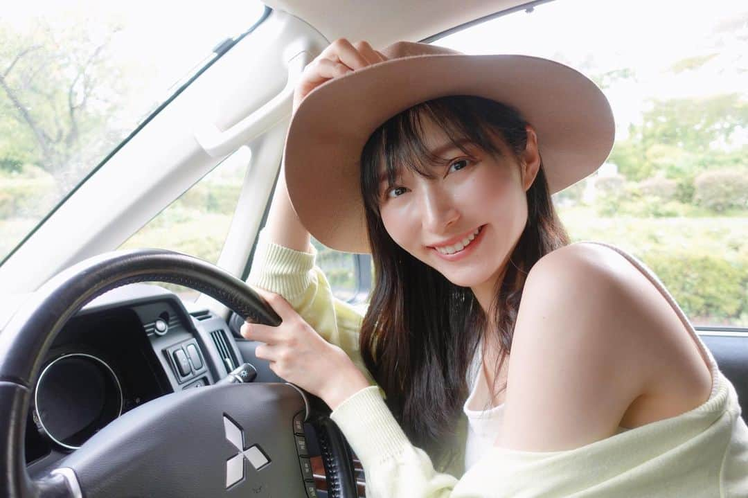 茉莉さんのインスタグラム写真 - (茉莉Instagram)「🧡💚🚙 . . プロフィール📷の写真を一年以上ぶりに変えました✨ . . この約一年間、 私の生活はものすごく変わりました。  ⬇️ 🚙⚒カスタム仕様のデリカd5を購入。 🇯🇵🗾全国制覇を目指して、 🐶と一緒にバンライフをスタート。 旅の様子をYouTubeで週一投稿💻👓 ⬇️  ずっとやってみたかった夢に思い切って飛び込んだアウトドアライフ…🏕 最初は、知識0️⃣、経験0️⃣… ひたすらSNSで情報を集めながら、 見よう見まねでやってきました。 まだまだ目標となるカタチになってはいないのですが、 トライ&エラーを繰り返しながらも 挑戦していくのがとっても楽しくって…💕 そして皆さんに、新しい【私】を見て欲しくて…🌟 . . これからもバンライフ🌿🐾生活をアップしていきますので、 一緒に旅しているような気分になって下さると嬉しいです☺️❣️ そしていつも応援して下さる方々、 とっても心の支えになっております。 いつもありがとうございます！💛 . . #バンライフ#キャンピングカーの旅#日本全国#旅好き女子 #女ひとり旅#デリカd5がある生活 #デリカd5カスタム #デリカ女子#delicad5#vanlife#solovanlife #ソロキャン女子 #アウトドアライフ#犬連れ旅#わんこと旅行 #日本一周#車旅#車中泊#車中泊の旅 #ソロキャン」7月10日 20時52分 - mari._xx